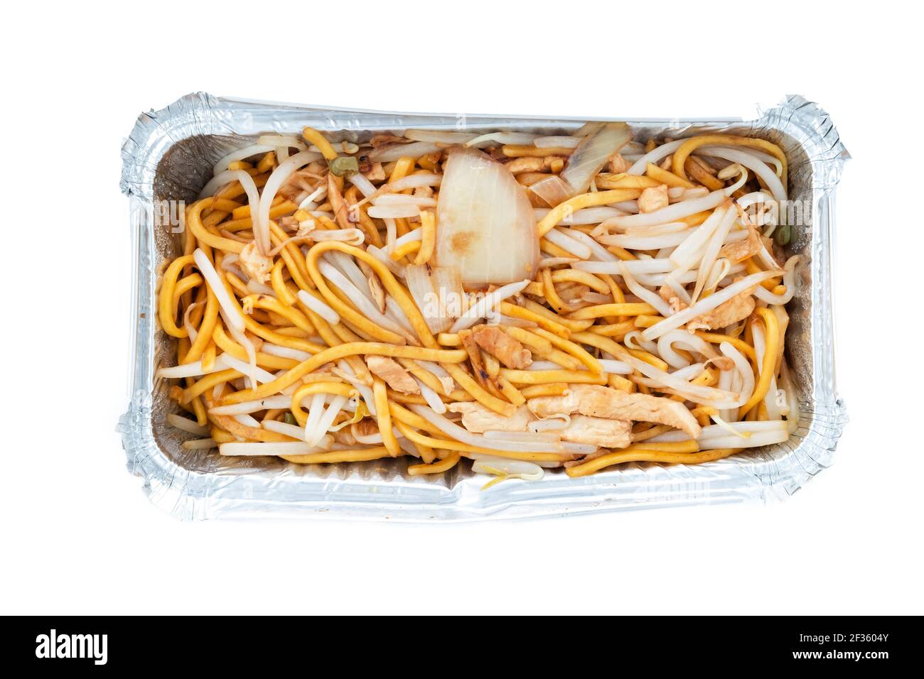 Eine Portion Hühnerkau Mien, in einem silbernen Folienbehälter. Das Essen wurde gerade von einem chinesischen Take Away Shop in Großbritannien gekauft. Eine Fast-Food-Mahlzeit Stockfoto