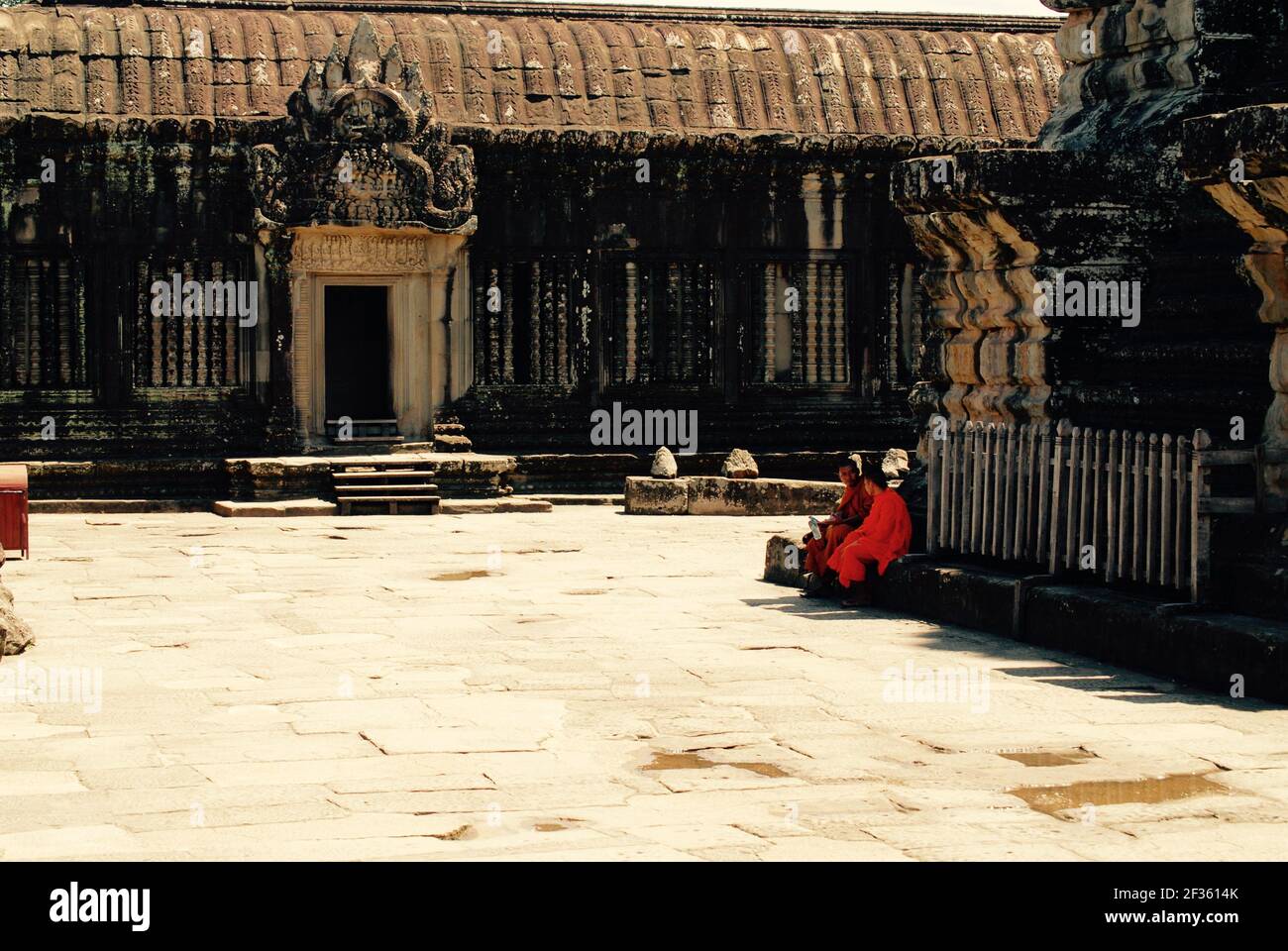 Mönche im kambodschanischen Tempel Stockfoto