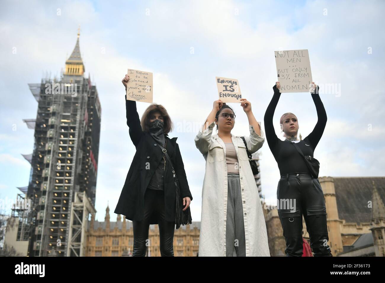 Demonstranten vor einem Protest auf dem Parliament Square im Zentrum von London zum Gedenken an Sarah Everard, die am 3. März bei einem Heimweg aus der Wohnung eines Freundes vermisst wurde. Bilddatum: Montag, 15. März 2021. Stockfoto