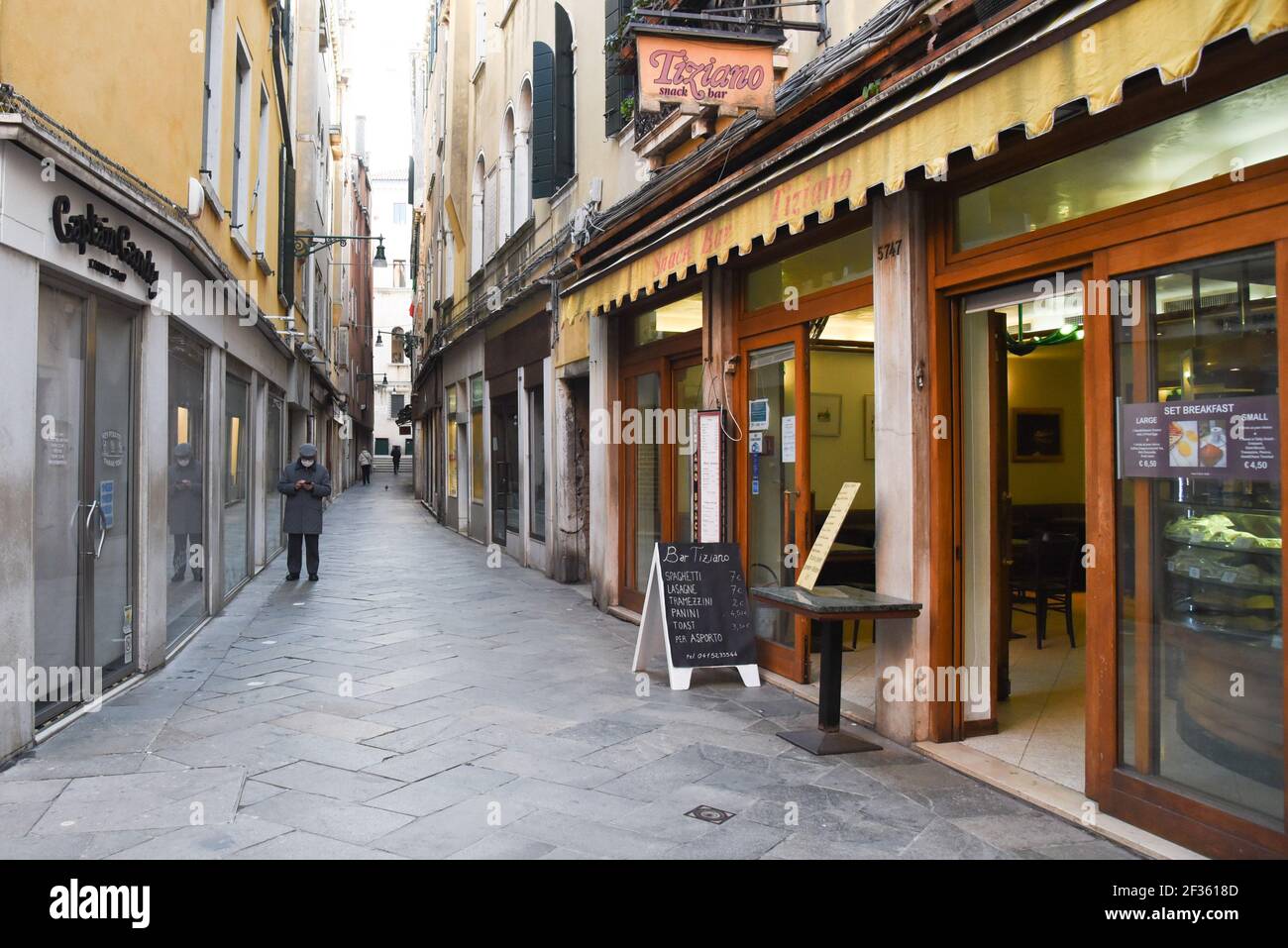 Venedig, Italien. März 2021, 15th. La Strada Nova in direzione Rialto - Uno dei bar aperti per asporto durante Venezia in Zona Rossa, Nachrichten in Venezia, Italia, 15 marzo 2021 Credit: Independent Photo Agency/Alamy Live News Stockfoto