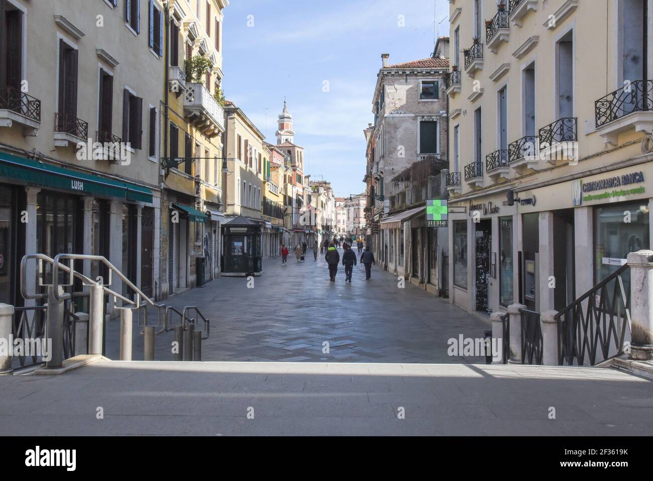 Venedig, Italien. März 2021, 15th. La Strada Nova in direzione Rialto durante Venezia in Zona Rossa, Nachrichten in Venezia, Italia, 15 marzo 2021 Quelle: Independent Photo Agency/Alamy Live News Stockfoto