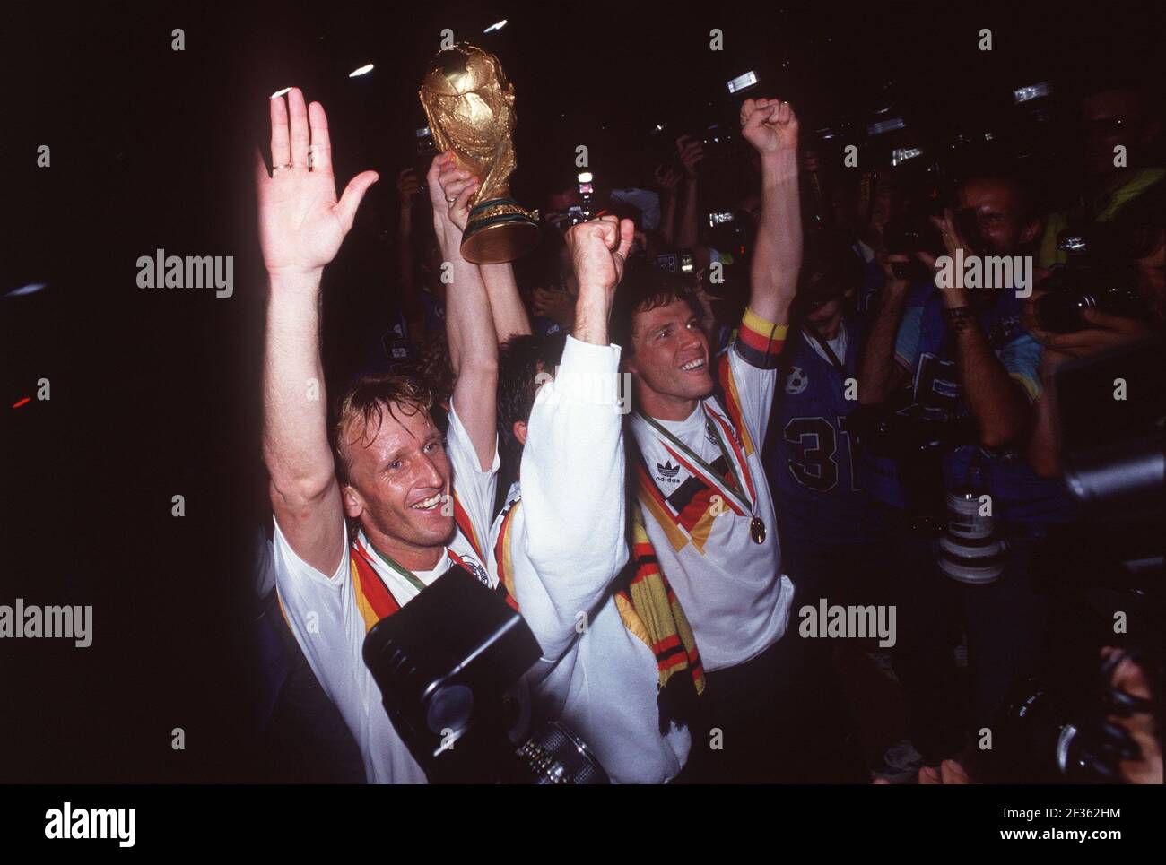 Rom, Italien. März 2021, 15th. Lothar Matthäus feiert am 21. März 2021 seinen 60th. Geburtstag. Archiv Foto: Fußball, WM 1990 in Italien, Finale, Lothar MATTHÄUS und Andreas BREHME feiern mit dem FIFA Cup, QF Â zur Nutzung weltweit Quelle: dpa/Alamy Live News Stockfoto