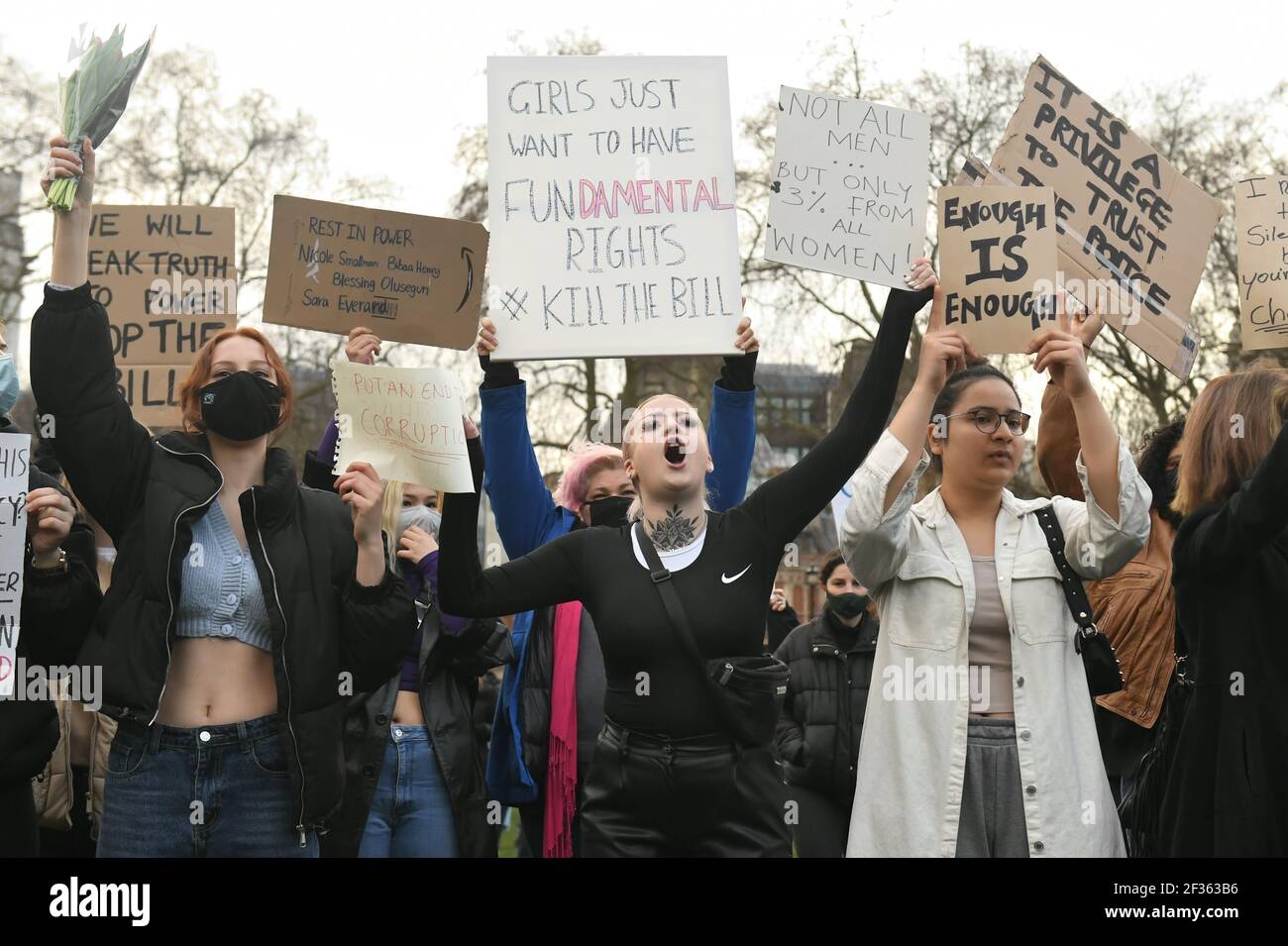 Demonstranten während eines Protestes auf dem Parliament Square im Zentrum von London zum Gedenken an Sarah Everard, die am 3. März bei einem Heimweg aus der Wohnung eines Freundes verschollen war. Bilddatum: Montag, 15. März 2021. Stockfoto