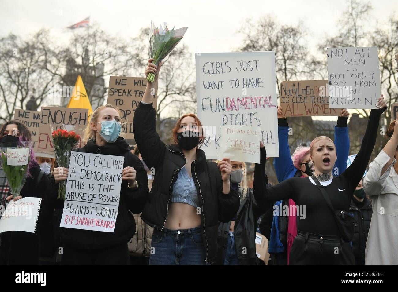 Demonstranten während eines Protestes auf dem Parliament Square im Zentrum von London zum Gedenken an Sarah Everard, die am 3. März bei einem Heimweg aus der Wohnung eines Freundes verschollen war. Bilddatum: Montag, 15. März 2021. Stockfoto