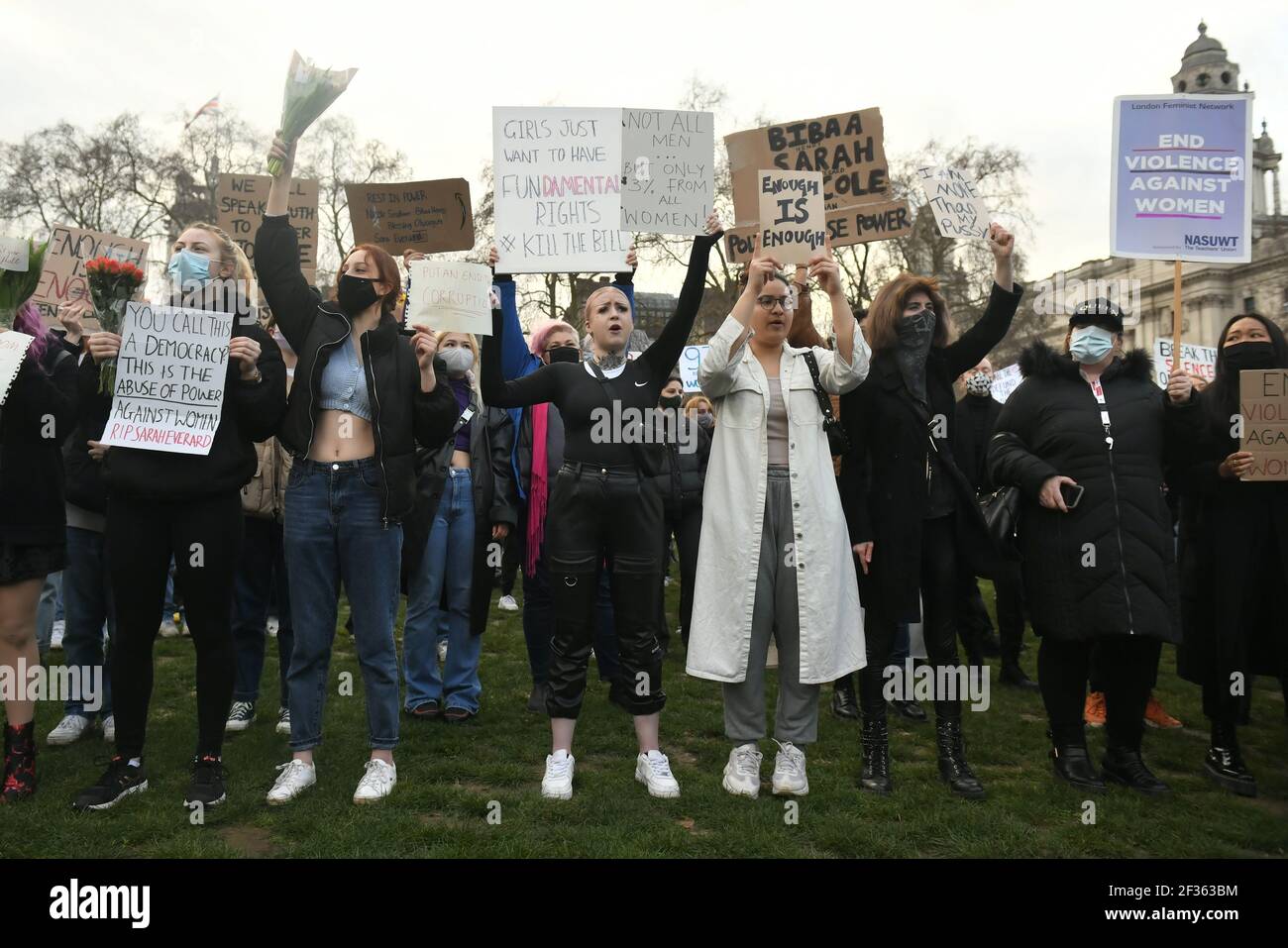Demonstranten während eines Protestes auf dem Parliament Square im Zentrum von London zum Gedenken an Sarah Everard, die am 3. März bei einem Heimweg aus der Wohnung eines Freundes verschollen war. Bilddatum: Montag, 15. März 2021. Stockfoto