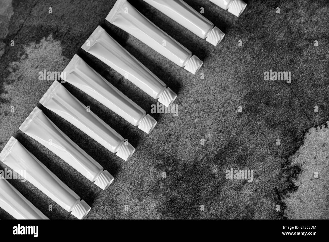 Behälter aus weißen Röhren auf dunklem Hintergrund mit Kopierraum, Konzept-Grafik-Ressource Stockfoto