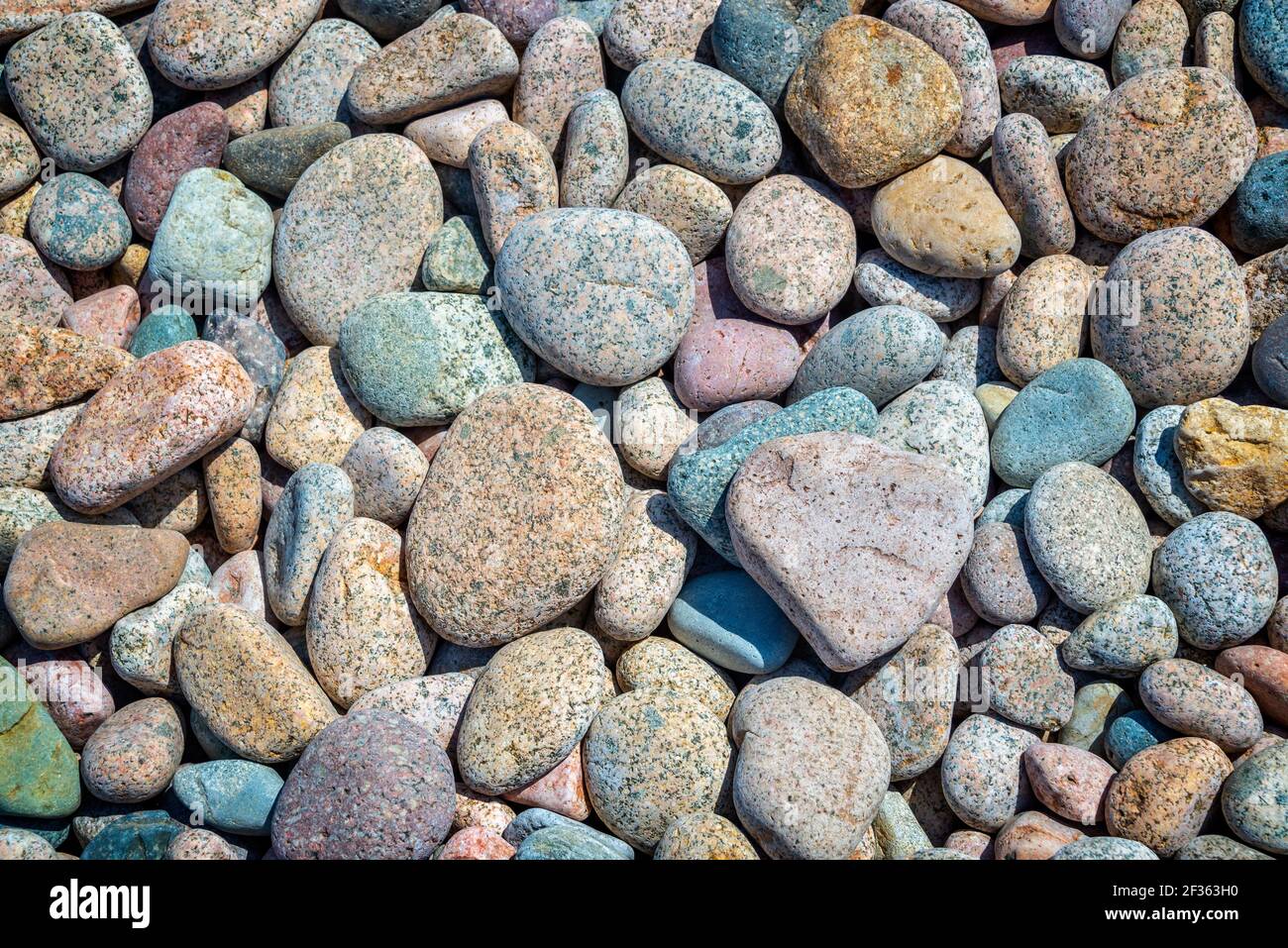 Bunte Steine Hintergrund auf einem Strand Stockfoto