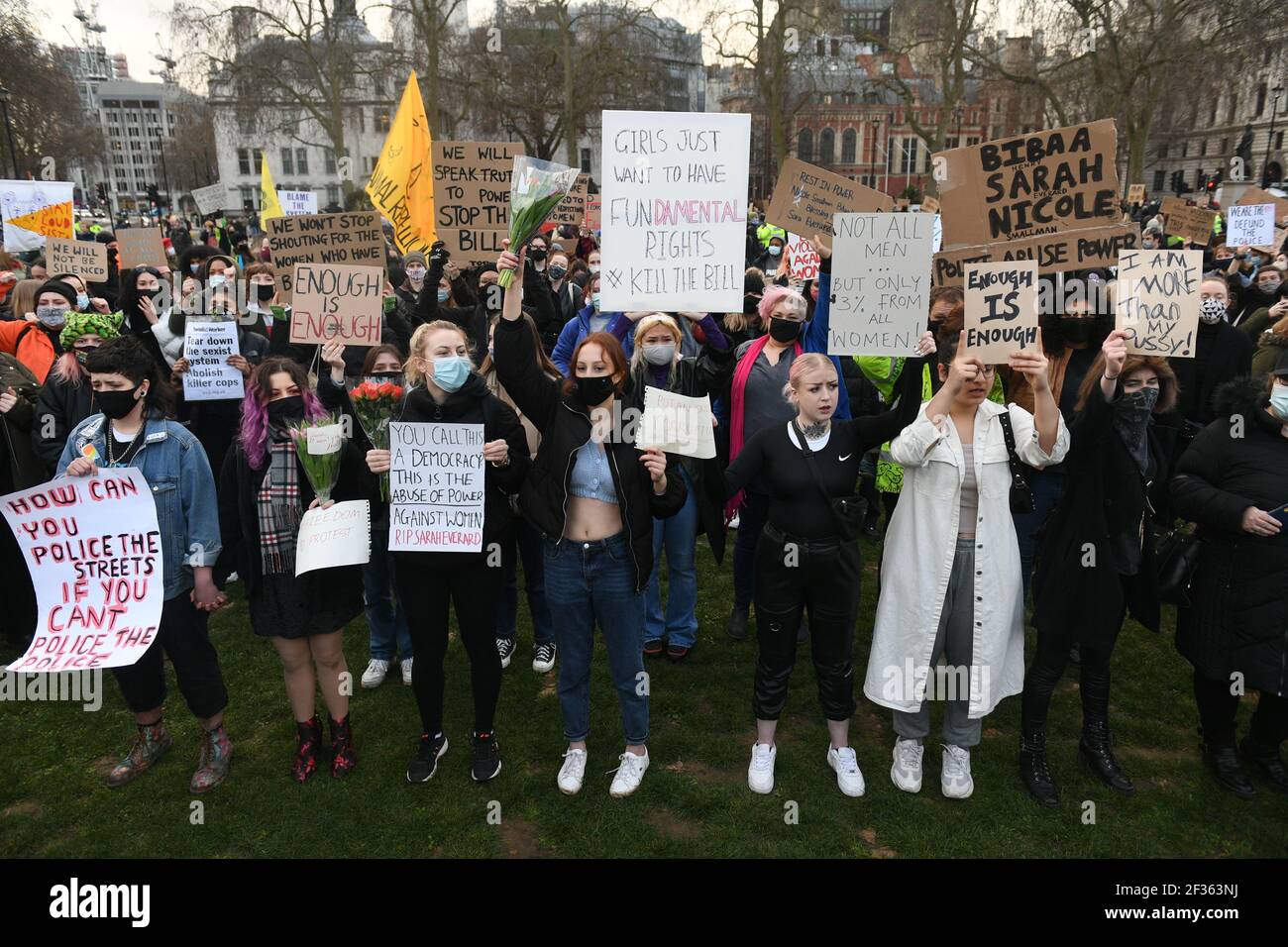 BEACHTEN SIE DIE SPRACHE AUF PLAKATEN Demonstranten während eines Protestes auf dem Parliament Square im Zentrum von London, in Erinnerung an Sarah Everard, die am 3. März bei einem Heimweg von der Wohnung eines Freundes vermisst wurde. Bilddatum: Montag, 15. März 2021. Stockfoto