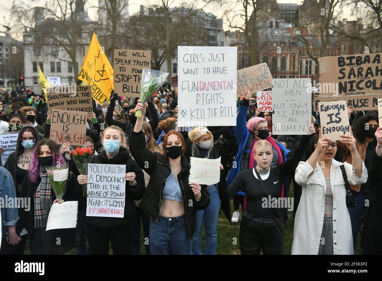 BEACHTEN SIE DIE SPRACHE AUF PLAKATEN Demonstranten während eines Protestes auf dem Parliament Square im Zentrum von London, in Erinnerung an Sarah Everard, die am 3. März bei einem Heimweg von der Wohnung eines Freundes vermisst wurde. Bilddatum: Montag, 15. März 2021. Stockfoto