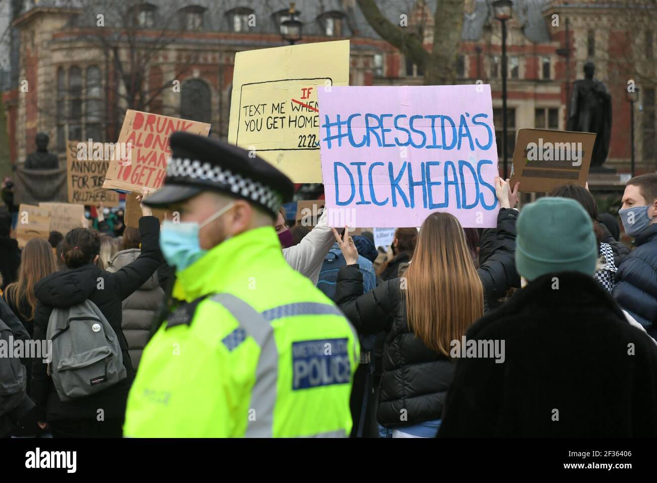 BEACHTEN SIE DIE SPRACHE AUF PLAKATEN Demonstranten während eines Protestes auf dem Parliament Square im Zentrum von London, in Erinnerung an Sarah Everard, die am 3. März bei einem Heimweg von der Wohnung eines Freundes vermisst wurde. Bilddatum: Montag, 15. März 2021. Stockfoto
