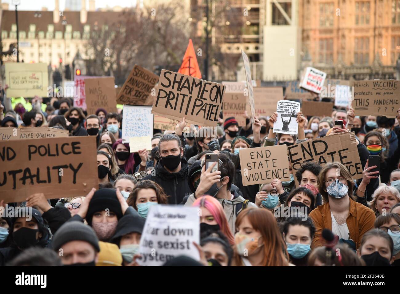 BEACHTEN SIE DIE SPRACHE AUF PLAKATEN Demonstranten während eines Protestes auf dem Parliament Square im Zentrum von London, in Erinnerung an Sarah Everard, die am 3. März bei einem Heimweg von der Wohnung eines Freundes vermisst wurde. Bilddatum: Montag, 15. März 2021. Stockfoto