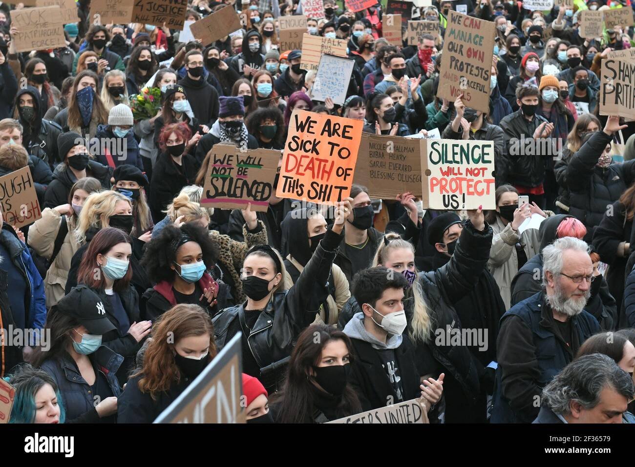 Demonstranten während eines Protestes auf dem Parliament Square im Zentrum von London zum Gedenken an Sarah Everard, die am 3. März bei einem Heimweg aus der Wohnung eines Freundes verschollen war. Bilddatum: Montag, 15. März 2021. Stockfoto