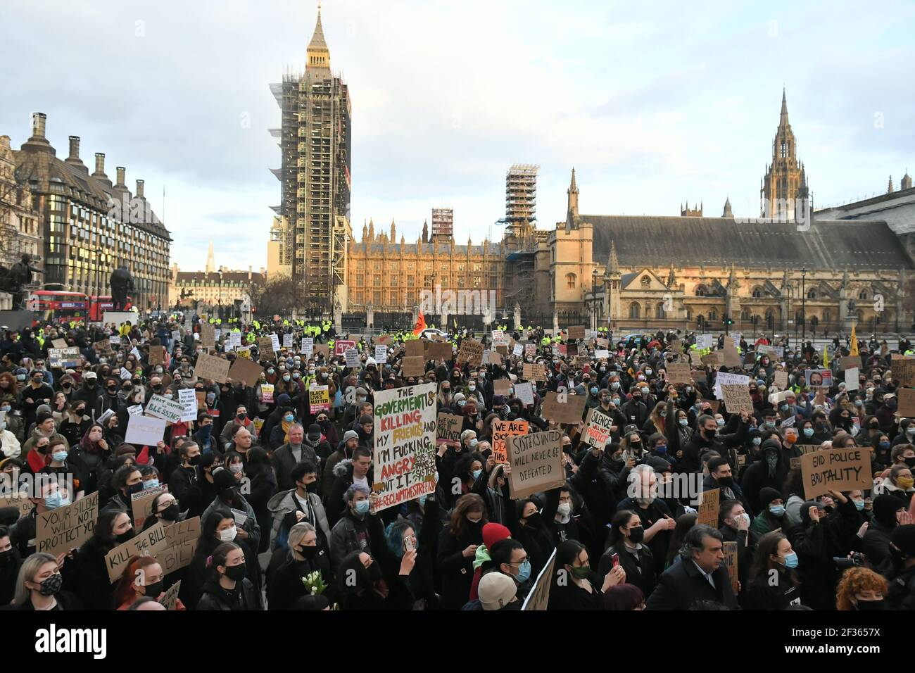 Demonstranten während eines Protestes auf dem Parliament Square im Zentrum von London zum Gedenken an Sarah Everard, die am 3. März bei einem Heimweg aus der Wohnung eines Freundes verschollen war. Bilddatum: Montag, 15. März 2021. Stockfoto