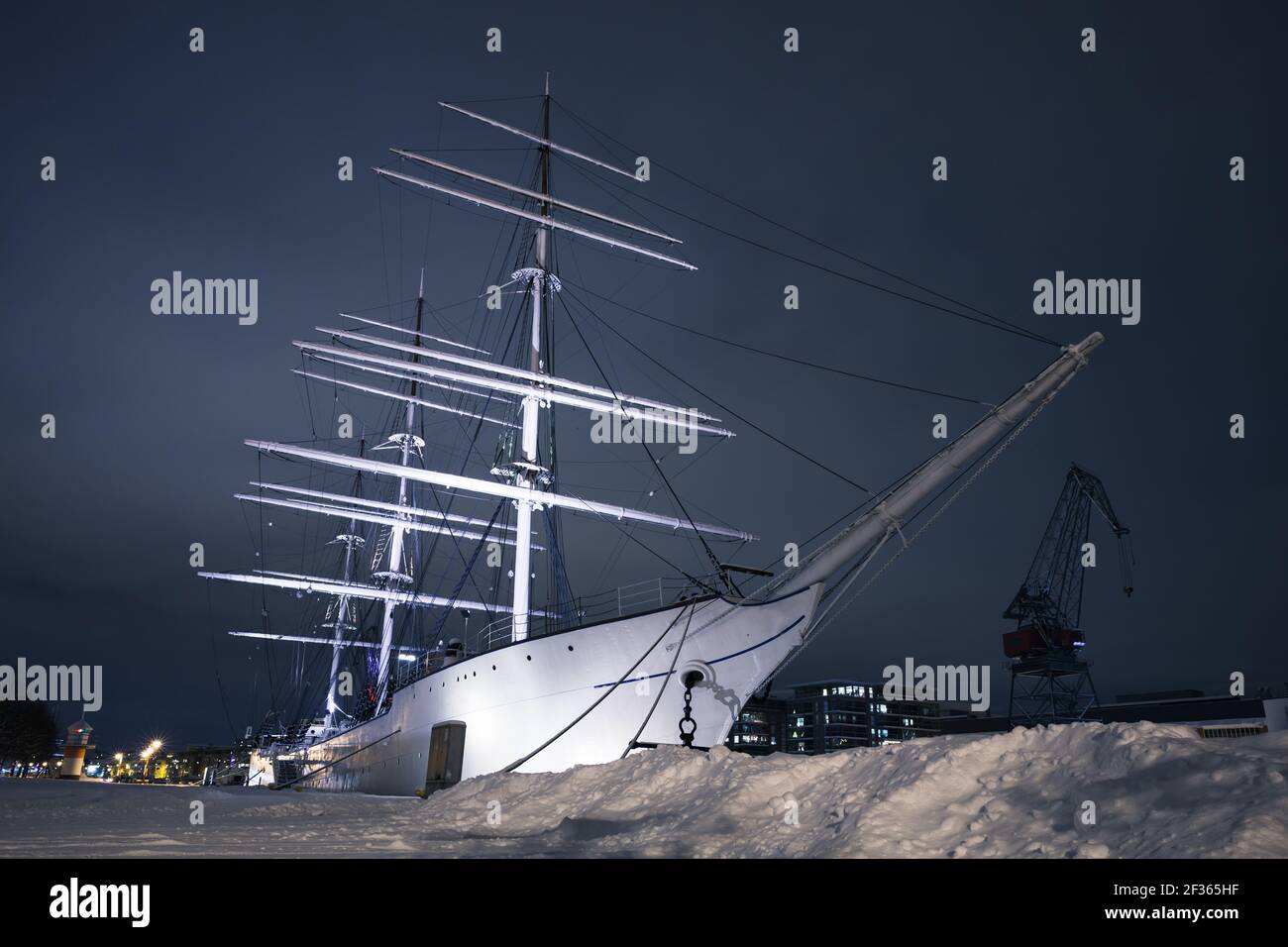 Vintage weißen Segelschiff ist in Turku in der Nacht im verschneiten Winter, Finnland vertäut Stockfoto