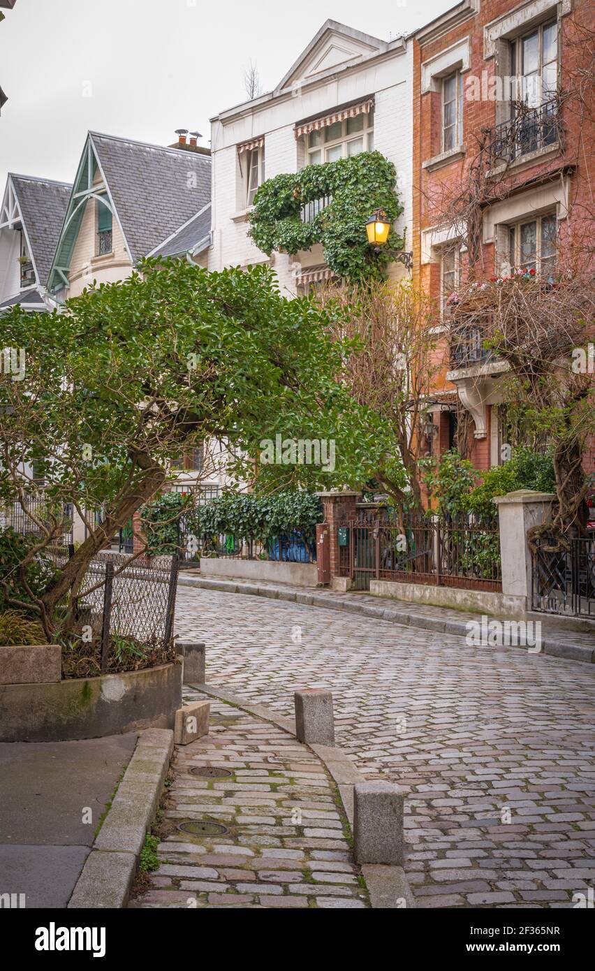 Paris, Frankreich - 02 26 2021: Montmartre. Villa Leandre Street Stockfoto