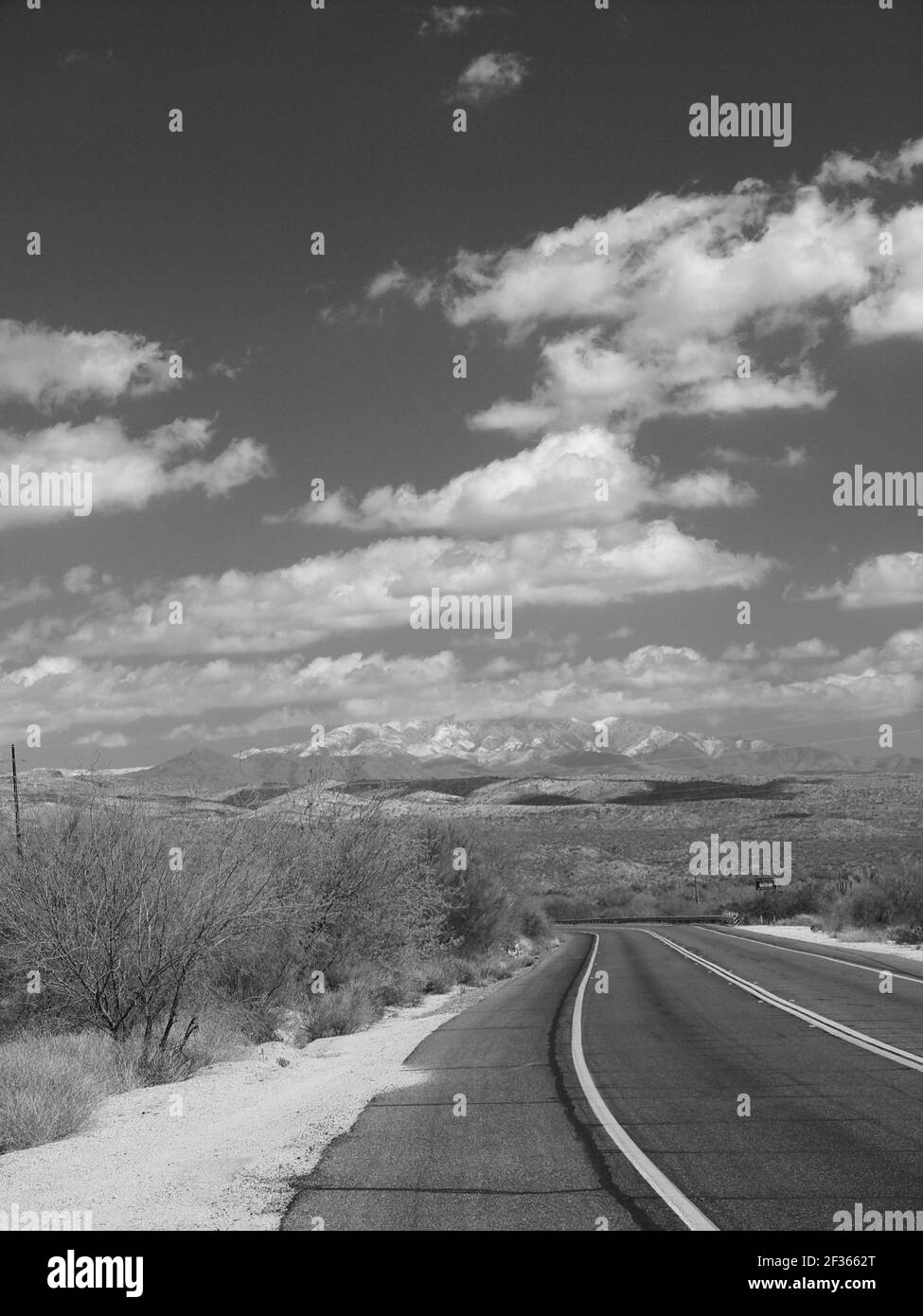 Drei Ausblicke auf den Four Peaks Mountain, wobei der Browns Peak mit 7.659 ft.in Grafschaften Maricopa und Gila die höchste ist. Von der McDowell Mtn Road in Rio Verde aus gesehen Stockfoto