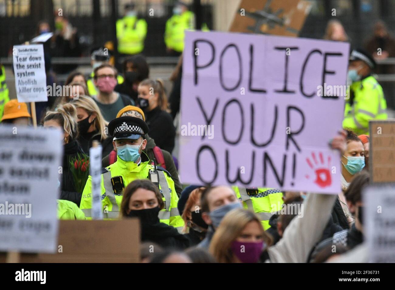 Demonstranten während eines Protestes auf dem Parliament Square im Zentrum von London zum Gedenken an Sarah Everard, die am 3. März bei einem Heimweg aus der Wohnung eines Freundes verschollen war. Bilddatum: Montag, 15. März 2021. Stockfoto