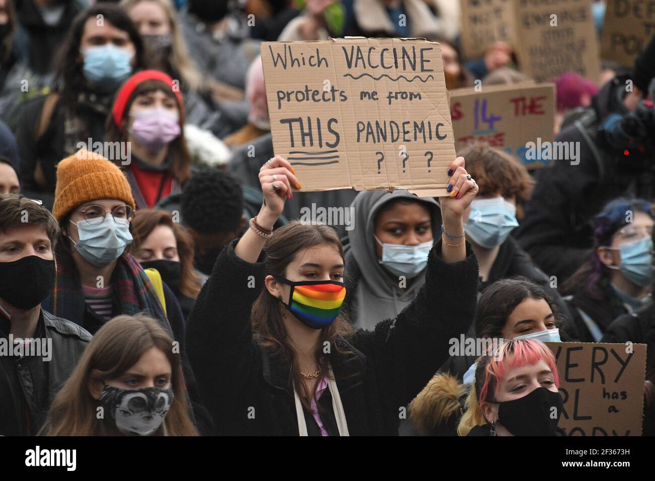 Demonstranten während eines Protestes auf dem Parliament Square im Zentrum von London zum Gedenken an Sarah Everard, die am 3. März bei einem Heimweg aus der Wohnung eines Freundes verschollen war. Bilddatum: Montag, 15. März 2021. Stockfoto