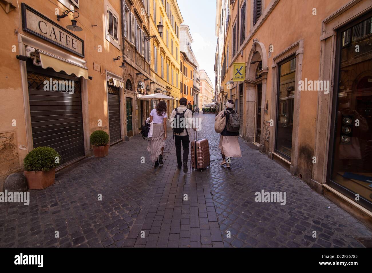 Rom, Italien. März 2021, 15th. Menschen gehen am ersten Tag in einer Straße in der Nähe des Trevi-Brunnens mit Einschränkungen der roten Zone für den Kampf gegen die Covid-19-Pandemie (Foto: Matteo Nardone/Pacific Press) Quelle: Pacific Press Media Production Corp./Alamy Live News Stockfoto