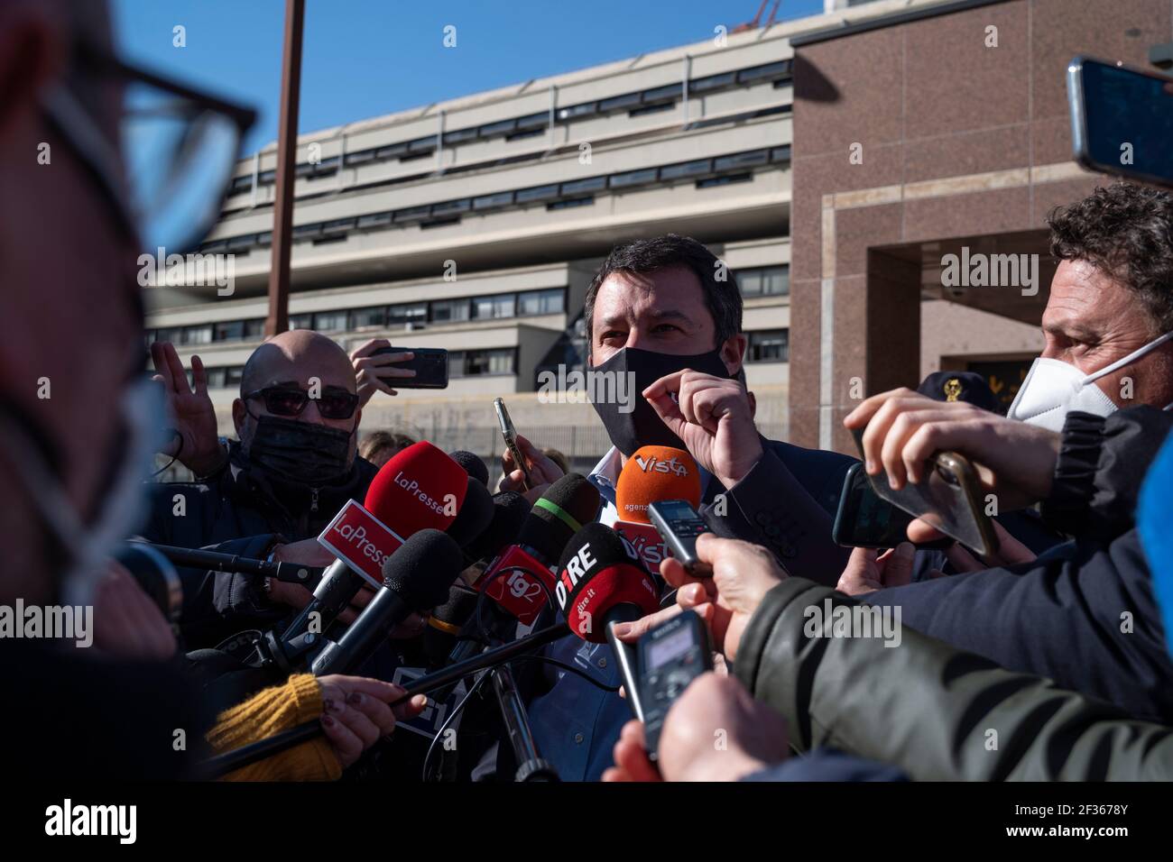 Neapel, Italien. März 2021, 15th. Matteo Salvini vor dem Hof von Neapel. Der Prozess gegen die Band 99 Posse hat im Gericht in Neapel begonnen, deren Mitglieder wegen einer verschärften Diffamierung in Bezug auf ein Video gegen Matteo Salvini auf ihrer Facebook-Seite und auf Youtube geteilt angeklagt sind. (Foto von Vincenzo Noletto/Pacific Press) Quelle: Pacific Press Media Production Corp./Alamy Live News Stockfoto