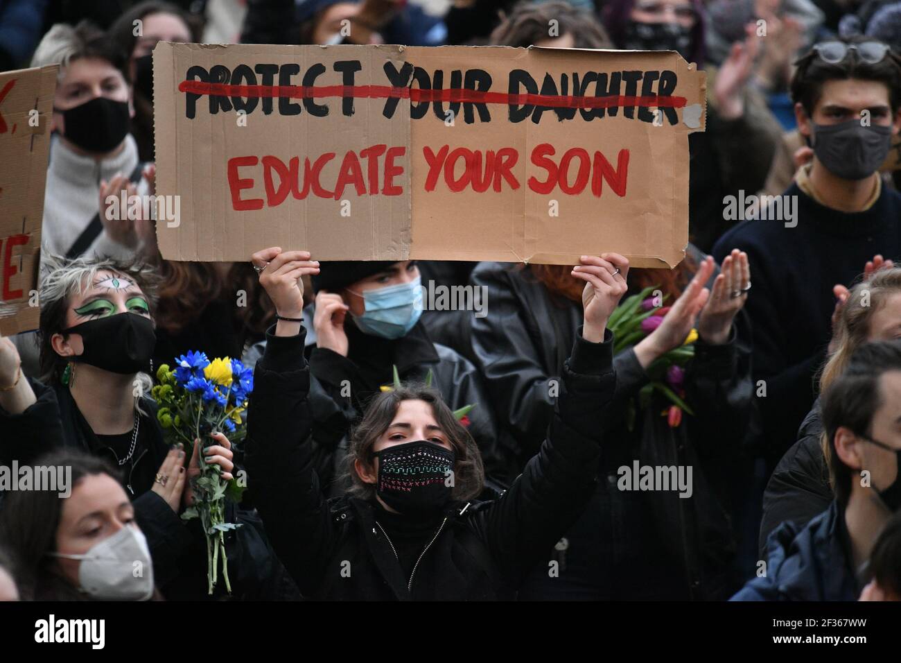 Demonstranten während eines Protestes auf dem Parliament Square im Zentrum von London zum Gedenken an Sarah Everard, die am 3. März bei einem Heimweg aus der Wohnung eines Freundes verschollen war. Bilddatum: Montag, 15. März 2021. Stockfoto