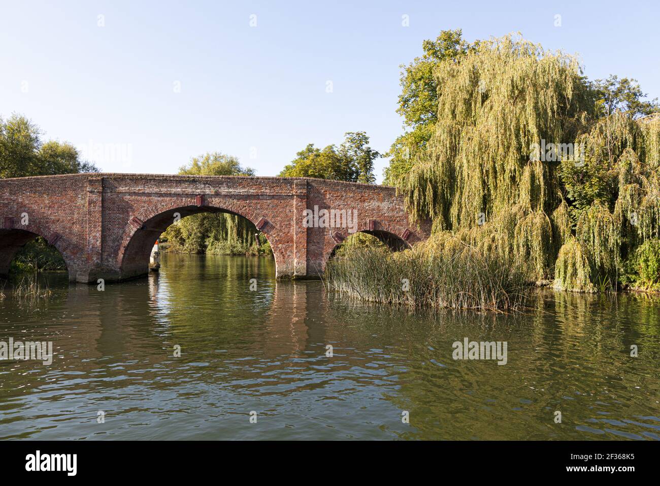Die Backsteinbrücke aus dem 18th. Jahrhundert über die Themse in Sonning, Berkshire, Großbritannien Stockfoto