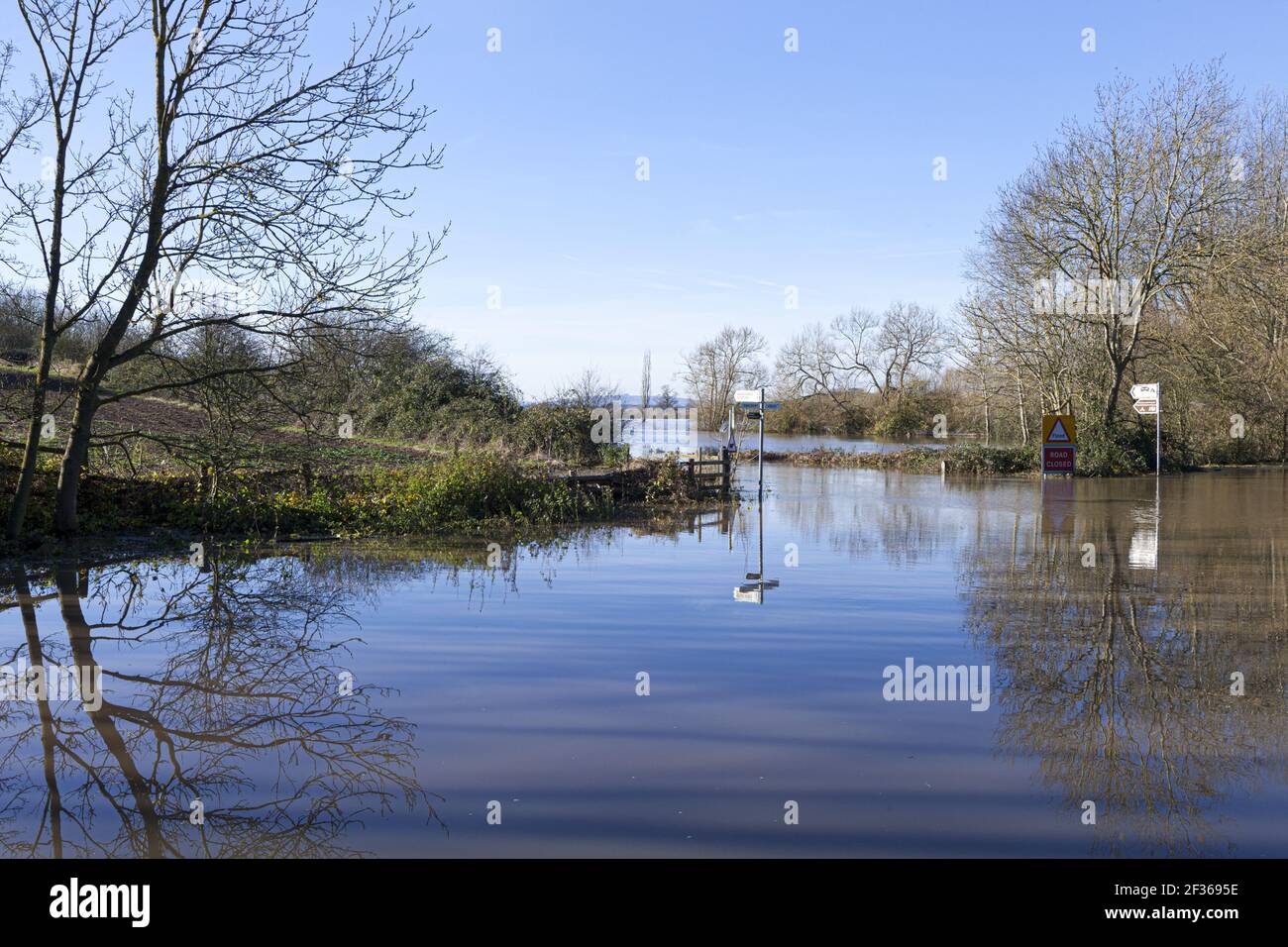 Fluten durch den Fluss Severn - 29th. November 2012 - die Fahrspuren sind in Apperley, Gloucestershire, Großbritannien, gesperrt Stockfoto