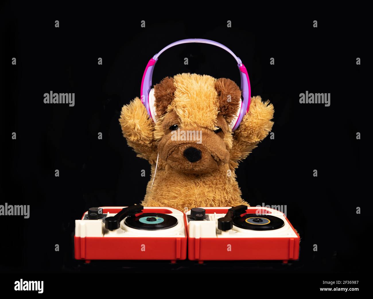 Teddybär Djing auf Plattenspielern mit Kopfhörern Stockfoto