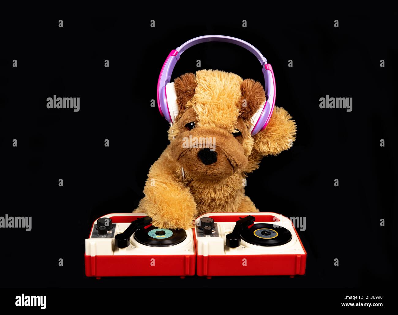 Teddybär Djing auf Plattenspielern mit Kopfhörern Stockfoto