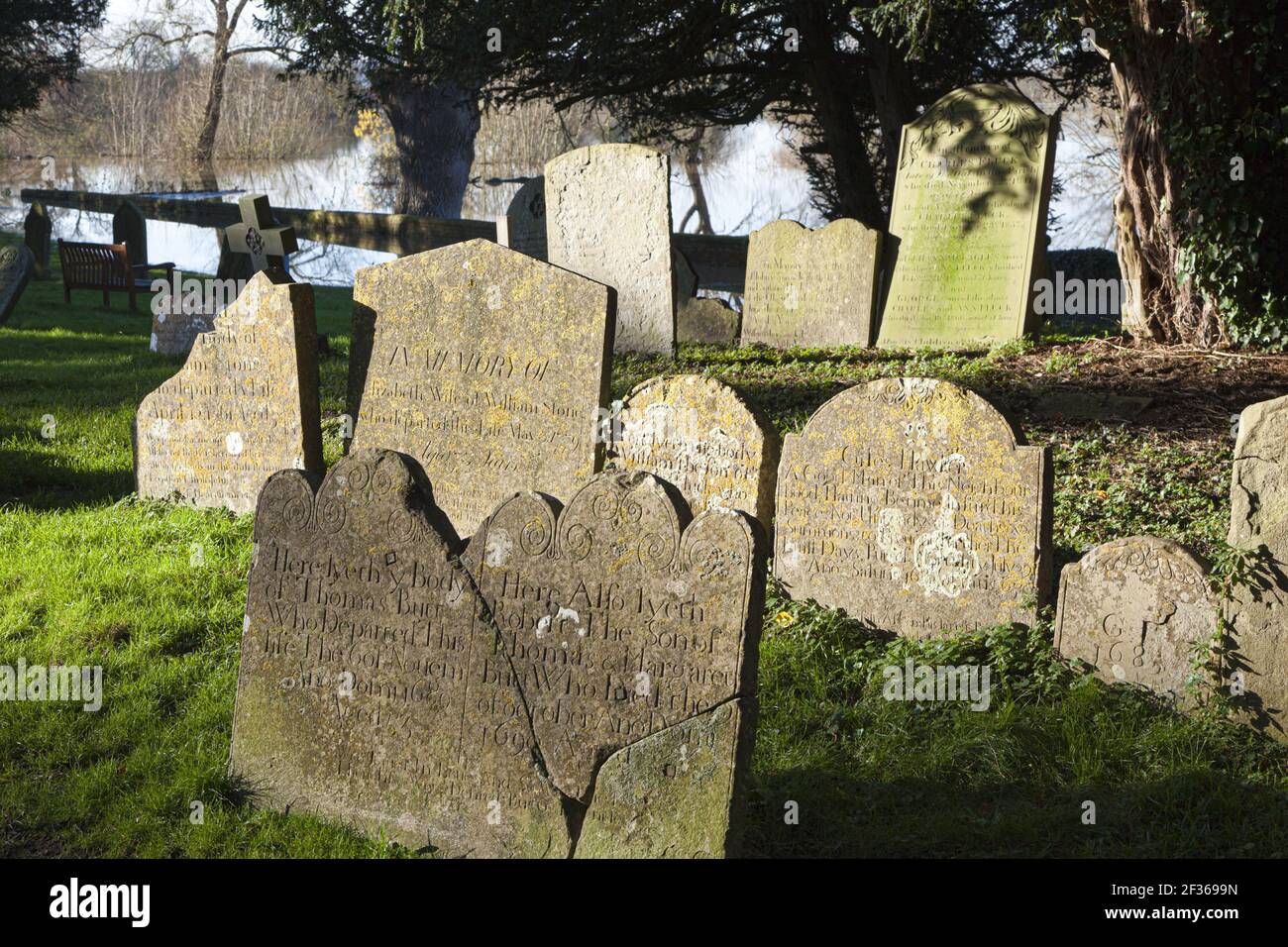 Grabsteine aus dem 17th. Und 18th. Jahrhundert auf dem Kirchhof in Deerhurst, Gloucestershire, Großbritannien Stockfoto