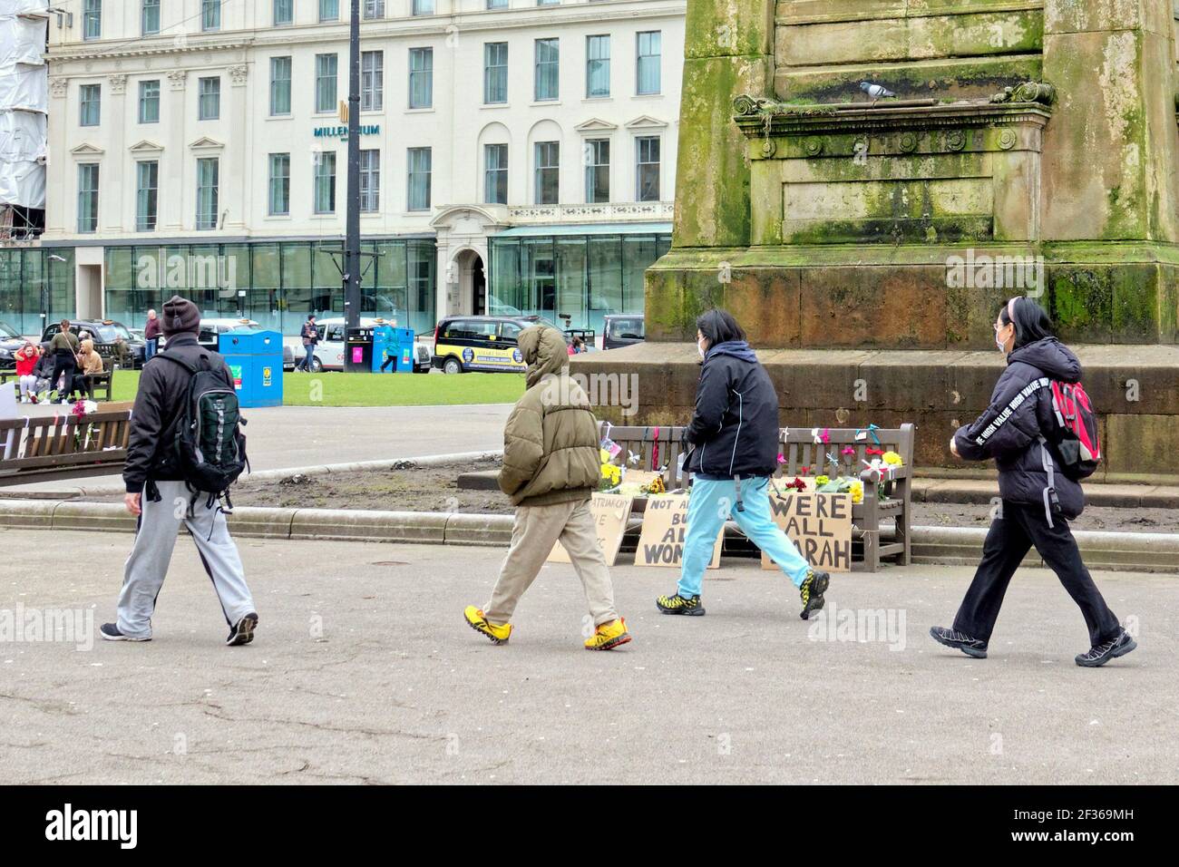 Glasgow, Schottland, Großbritannien 15th. März 2021. Sarah Everard Tributes sah die Bänke auf dem George Square, dem Herzen des Stadtzentrums, und schmückte sie mit Blumen und Bändern, während Slogans ihre Botschaft vorlegten. Eine Vielzahl von Menschen stoppten und lesen oder zu den Ehrungen hinzugefügt.. Quelle: Gerard Ferry/Alamy Live News Stockfoto