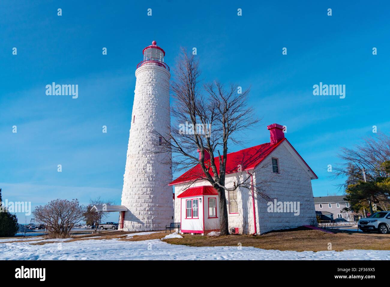 Point Clark Lighthouse National Historic Site am Ufer des Lake Huron unter winterblauem Himmel. Der Leuchtturm wurde zwischen 1855 und 1859 erbaut. Stockfoto