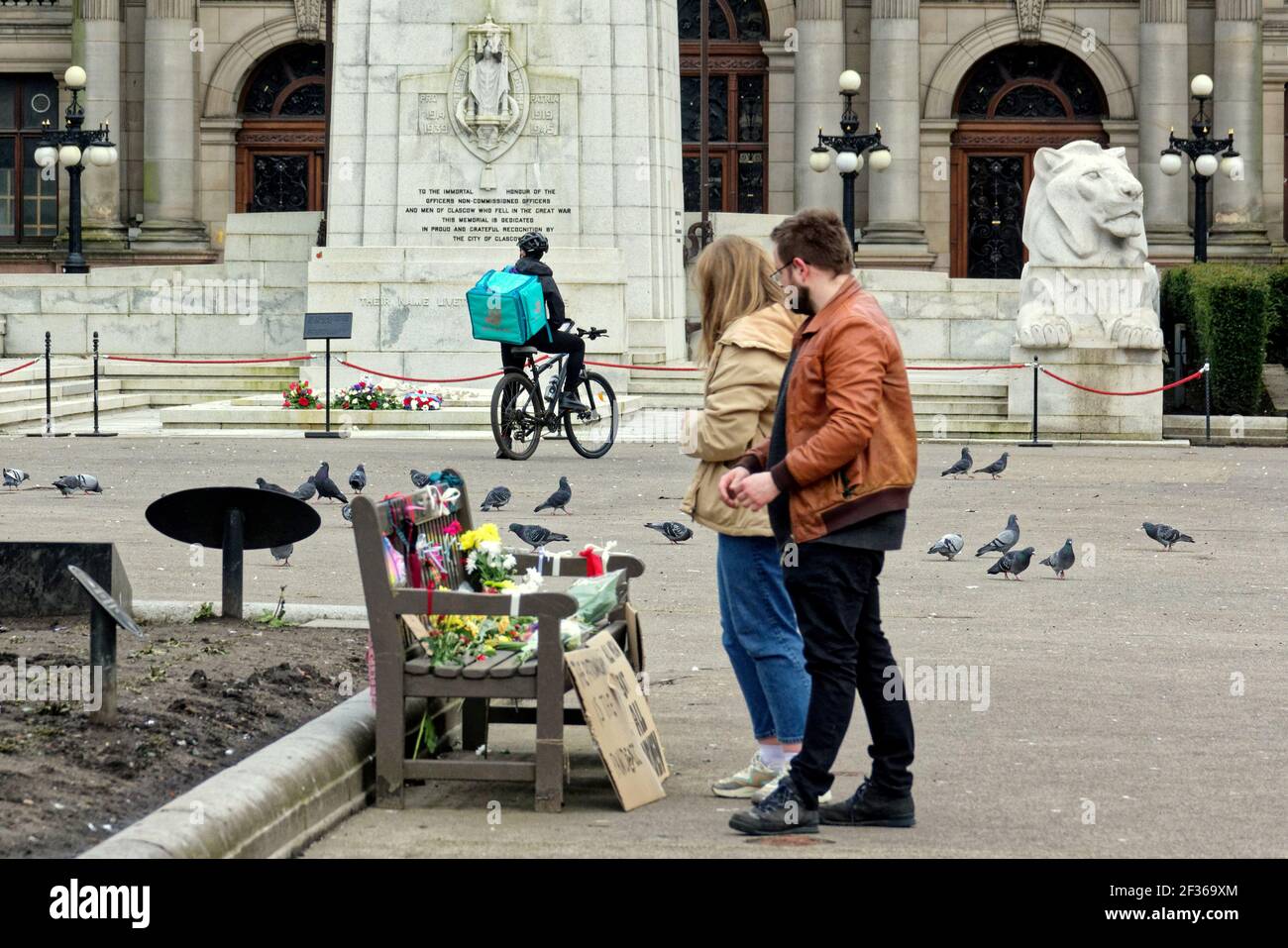 Glasgow, Schottland, Großbritannien 15th. März 2021. Sarah Everard Tributes sah die Bänke auf dem George Square, dem Herzen des Stadtzentrums, und schmückte sie mit Blumen und Bändern, während Slogans ihre Botschaft vorlegten. Eine Vielzahl von Menschen stoppten und lesen oder zu den Ehrungen hinzugefügt.. Quelle: Gerard Ferry/Alamy Live News Stockfoto