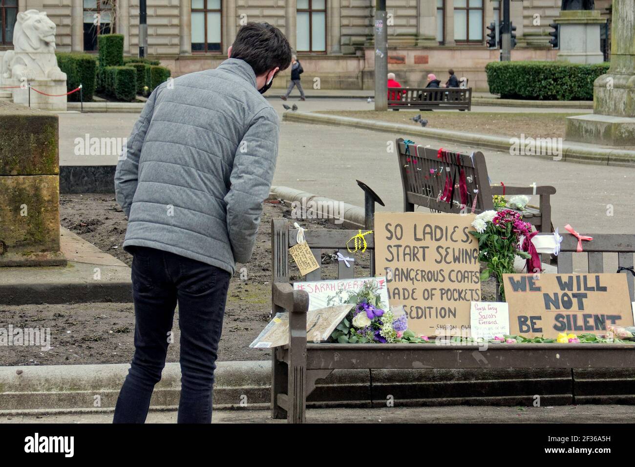 Glasgow, Schottland, Großbritannien 15th. März 2021. Sarah Everard Tributes sah die Bänke auf dem George Square, dem Herzen des Stadtzentrums, und schmückte sie mit Blumen und Bändern, während Slogans ihre Botschaft vorlegten. Eine Vielzahl von Menschen stoppten und lesen oder zu den Ehrungen hinzugefügt.. Quelle: Gerard Ferry/Alamy Live News Stockfoto