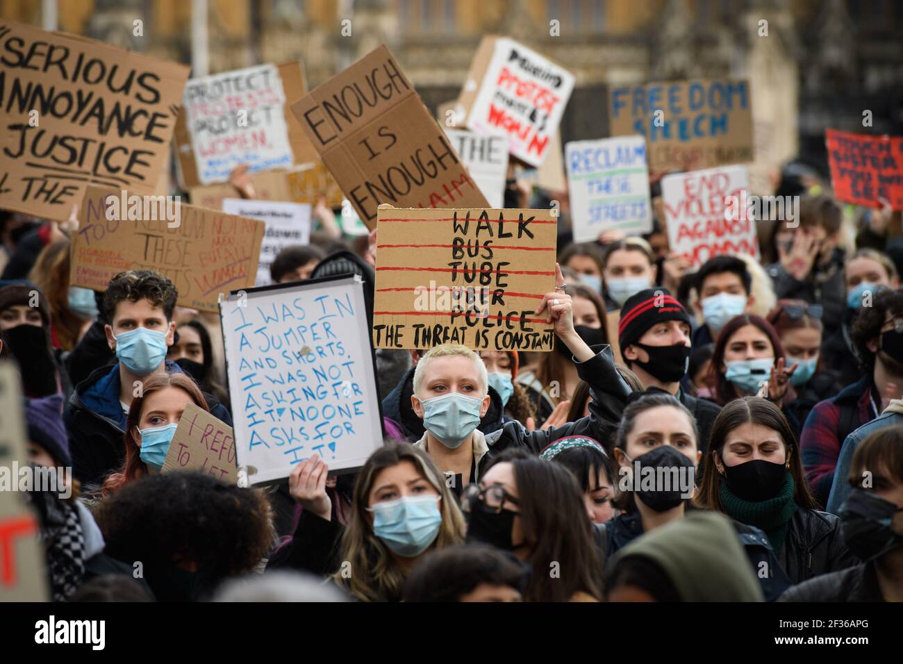 London, Großbritannien. März 2021, 15th. Demonstranten während eines Protestes auf der Straße Reclaim, Parliament Square im Zentrum von London, in Erinnerung an Sarah Everard, die am 3. März bei einem Heimweg aus der Wohnung eines Freundes vermisst wurde. Bilddatum: Montag, 15. März 2021. Bildnachweis sollte lesen Kredit: Matt Crossick/Alamy Live News Stockfoto