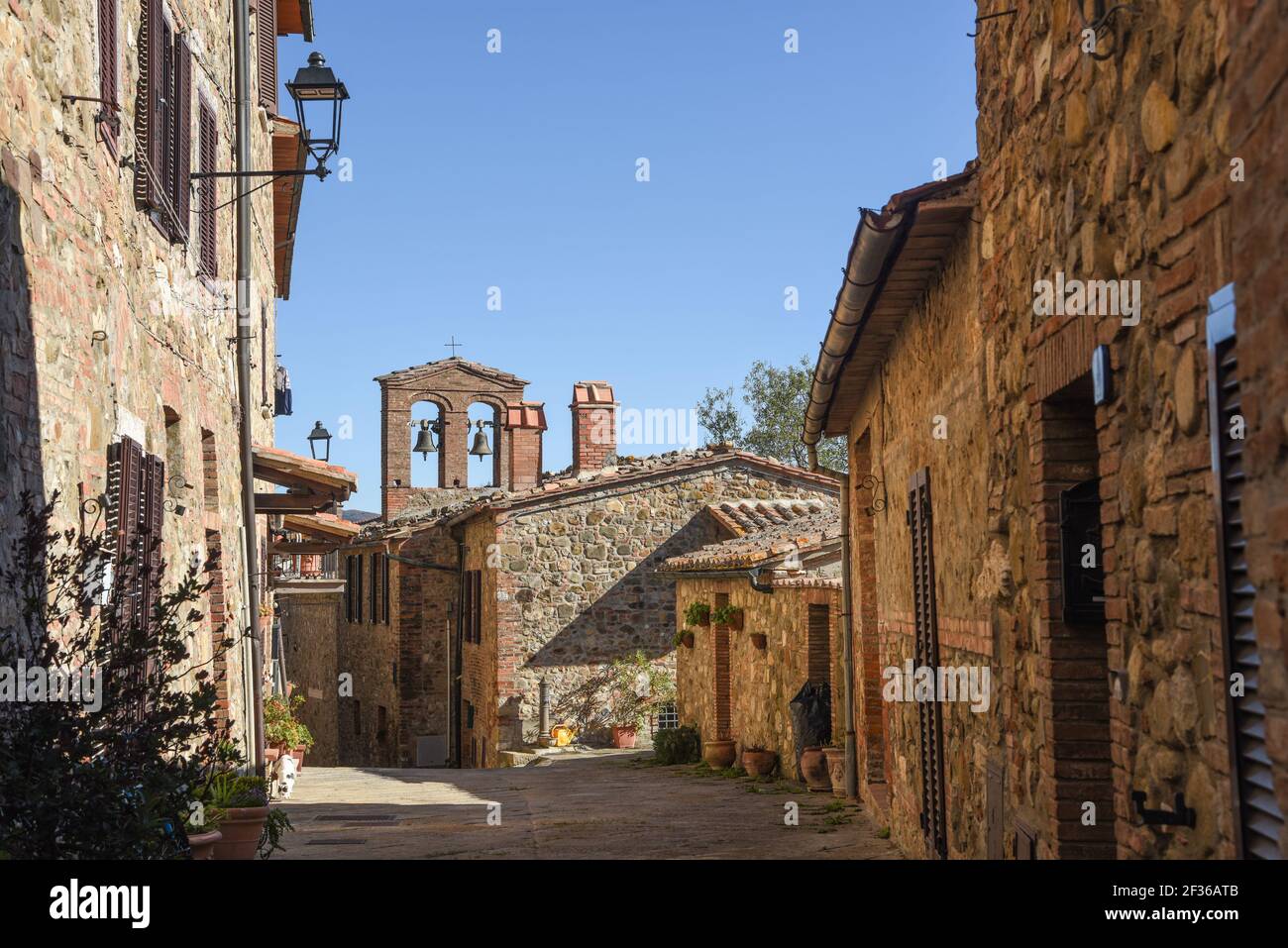 Una strada di Contignano im Val d'Orcia Stockfoto