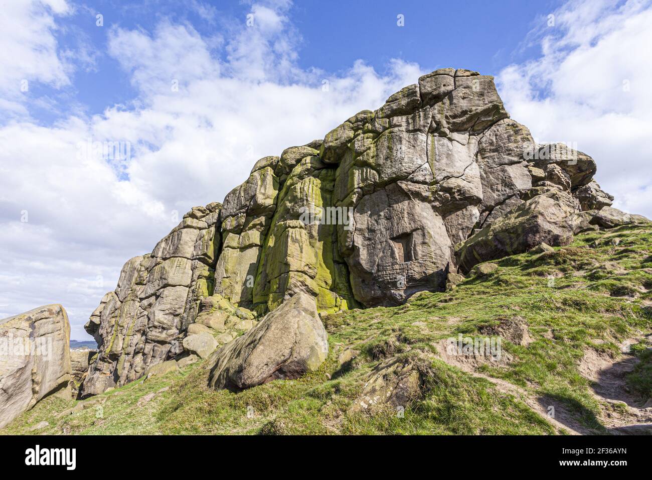 Almscliff Felsen, ein Klotz am Bein Grit Aufschluss in der Nähe von North Rigton zwischen Leeds und Harrogate, North Yorkshire UK Stockfoto