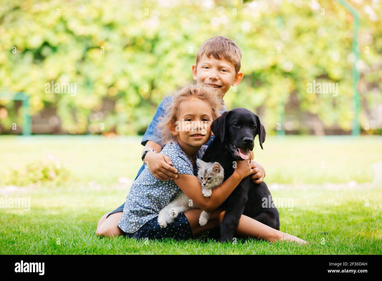 Kinder lernen, fürsorglich und liebevolle Tierbesitzer zu sein Stockfoto