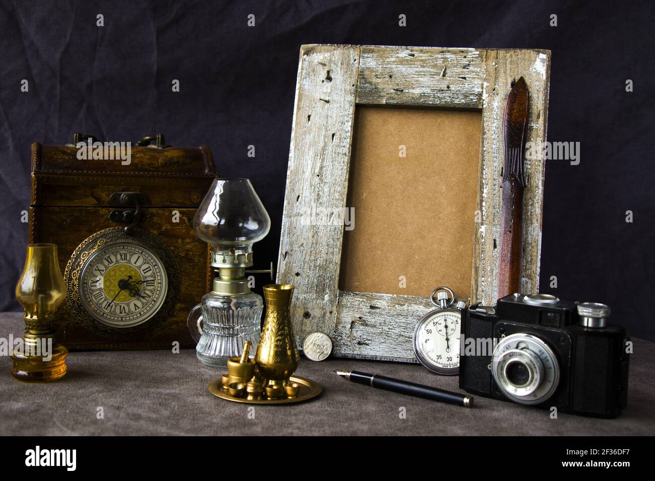 Die Vintage-Objekte auf dem Tisch, alte Box, Lampe, Uhr, Stift, Und andere Dinge Stockfoto