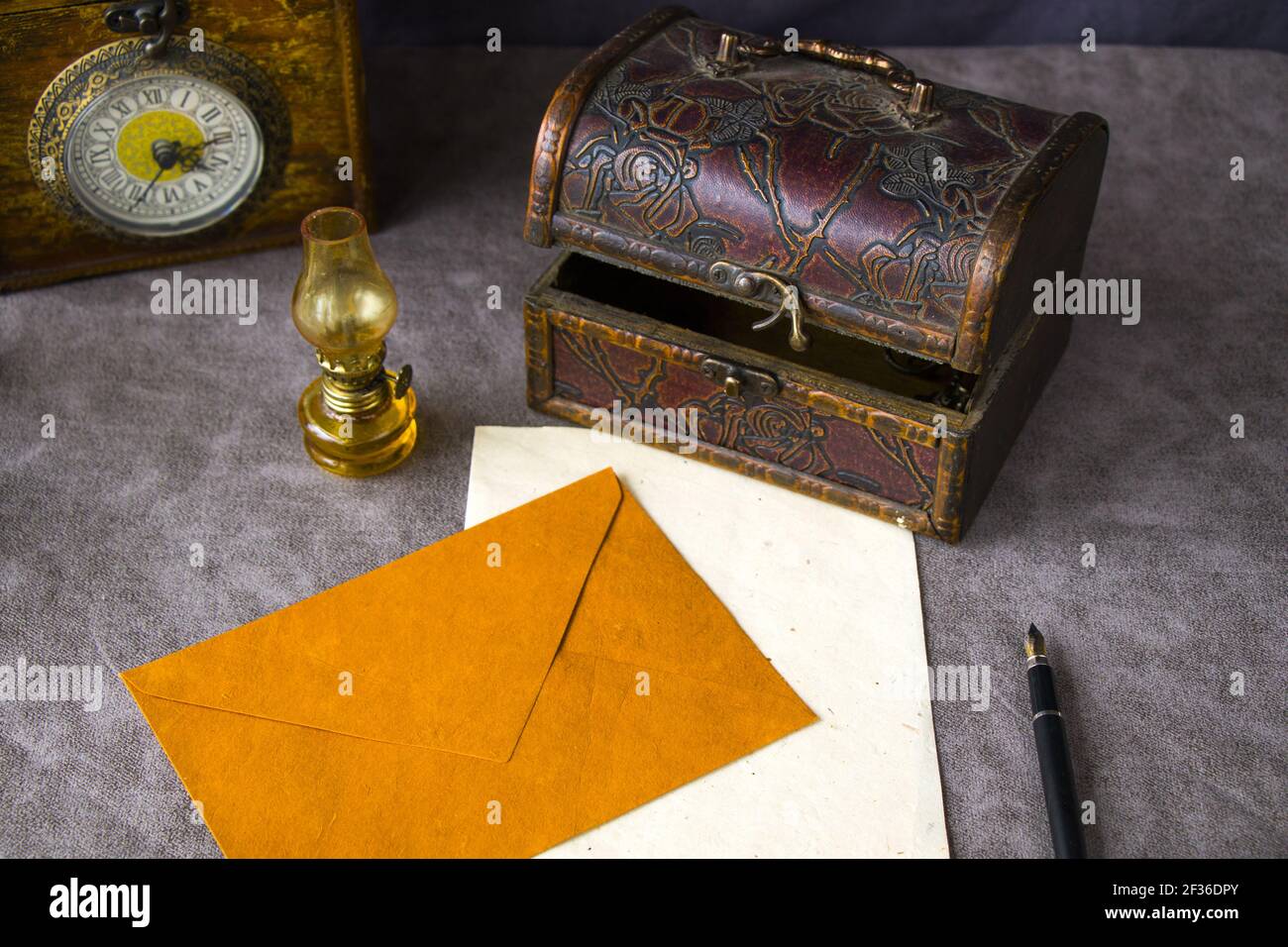 Die Vintage-Objekte auf dem Tisch, alte Box, Lampe, Uhr, Umschlag, Und Stift Stockfoto
