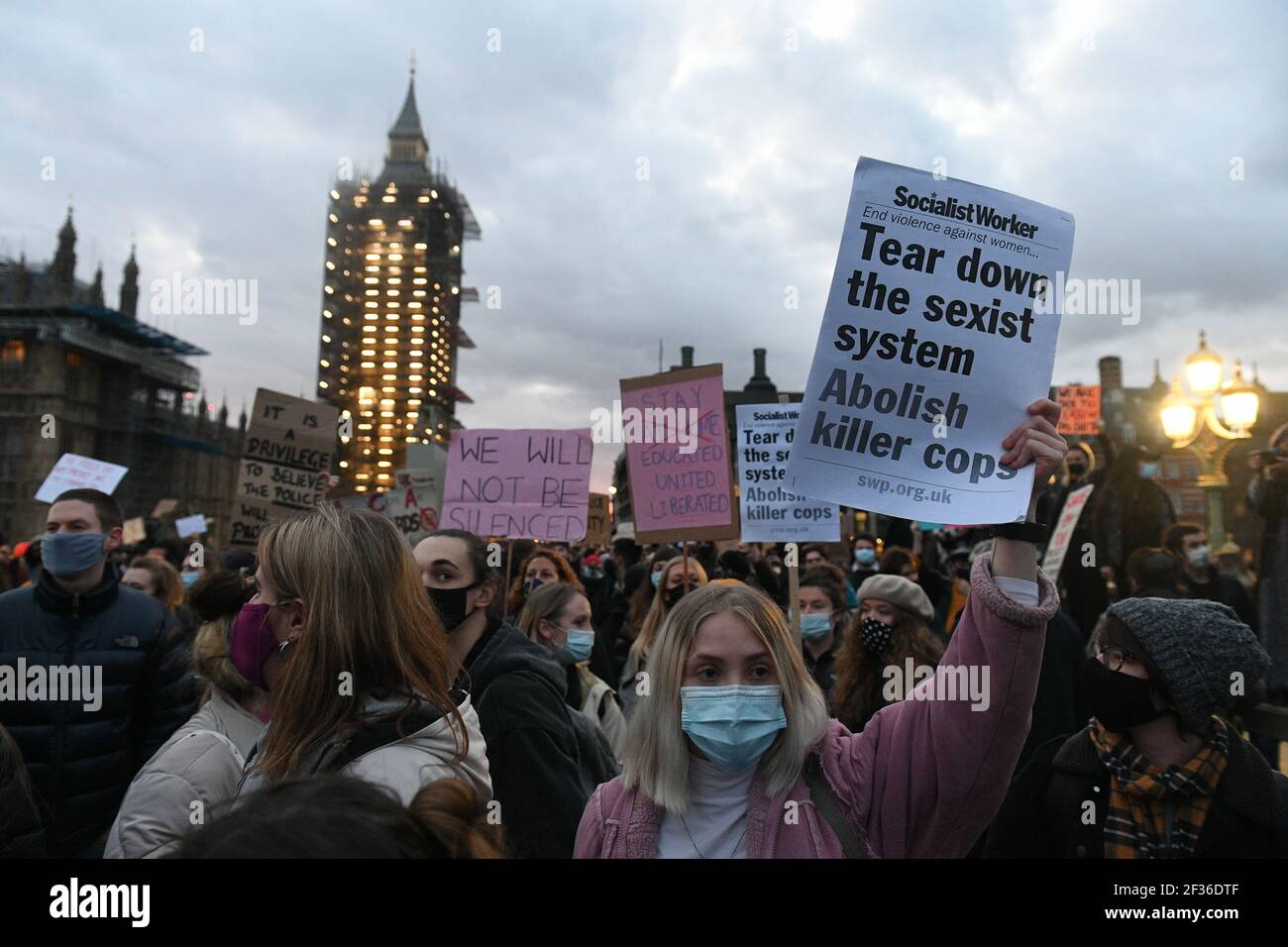 Demonstranten während eines Protestes auf der Westminster Bridge im Zentrum von London zum Gedenken an Sarah Everard, die am 3. März bei einem Heimweg aus der Wohnung eines Freundes vermisst wurde. Bilddatum: Montag, 15. März 2021. Stockfoto