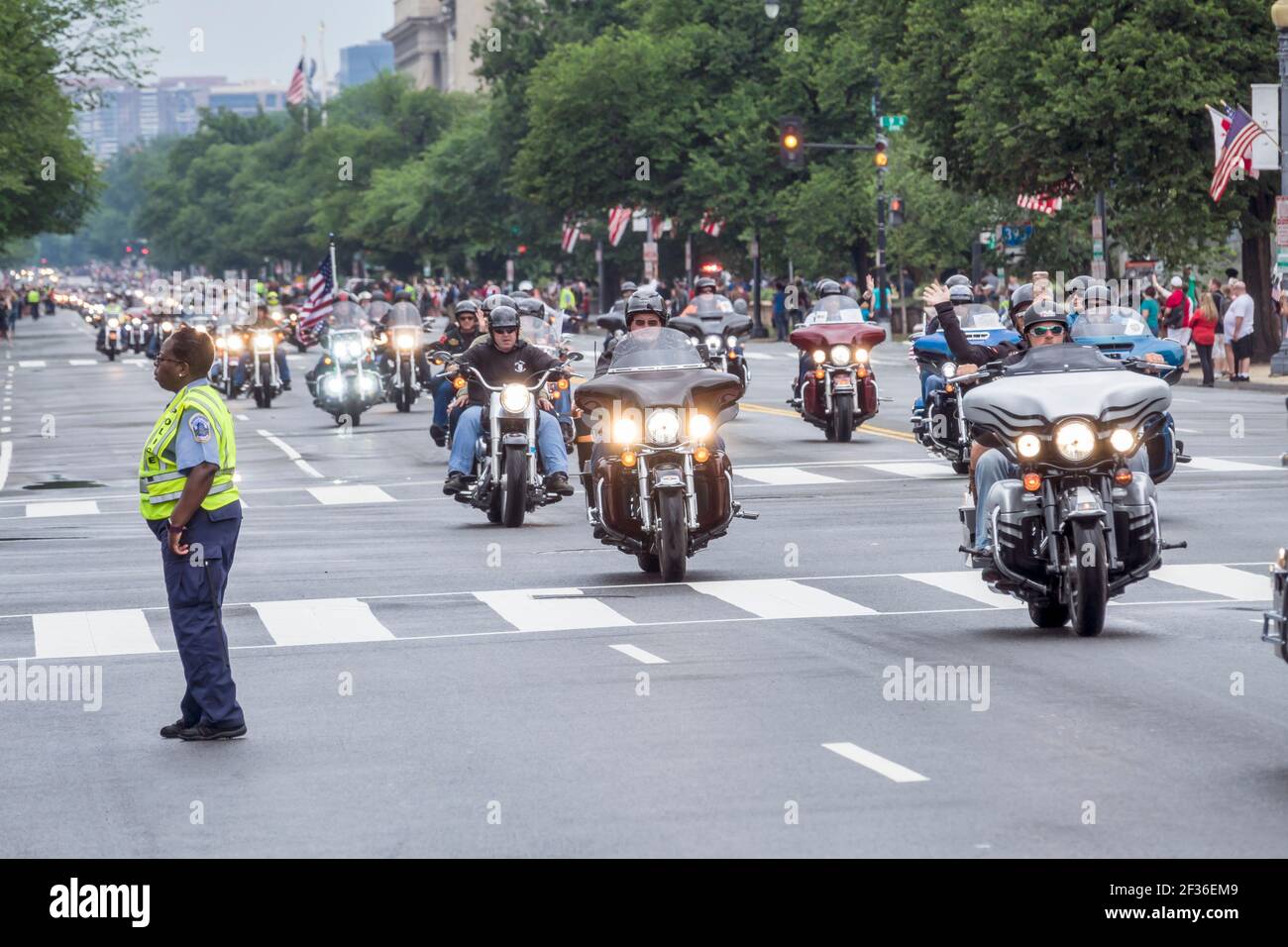 Washington DC, Constitution Avenue, Rolling Thunder Ride for Freedom Motorradfahrer Motorradfahrer Motorradfahrer Rallye, Protest Schwarze Frau Polizeibeamtin Stockfoto