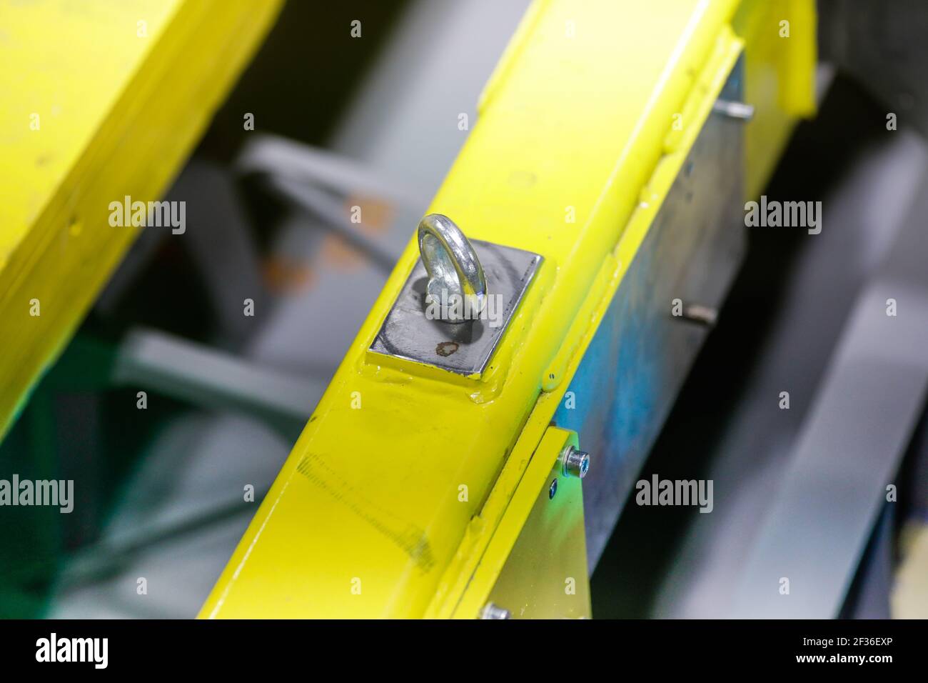Bild mit geringer Schärfentiefe (selektiver Fokus) mit Details von industriell metallischen Muttern und Schrauben in einer schweren Fabrik. Stockfoto