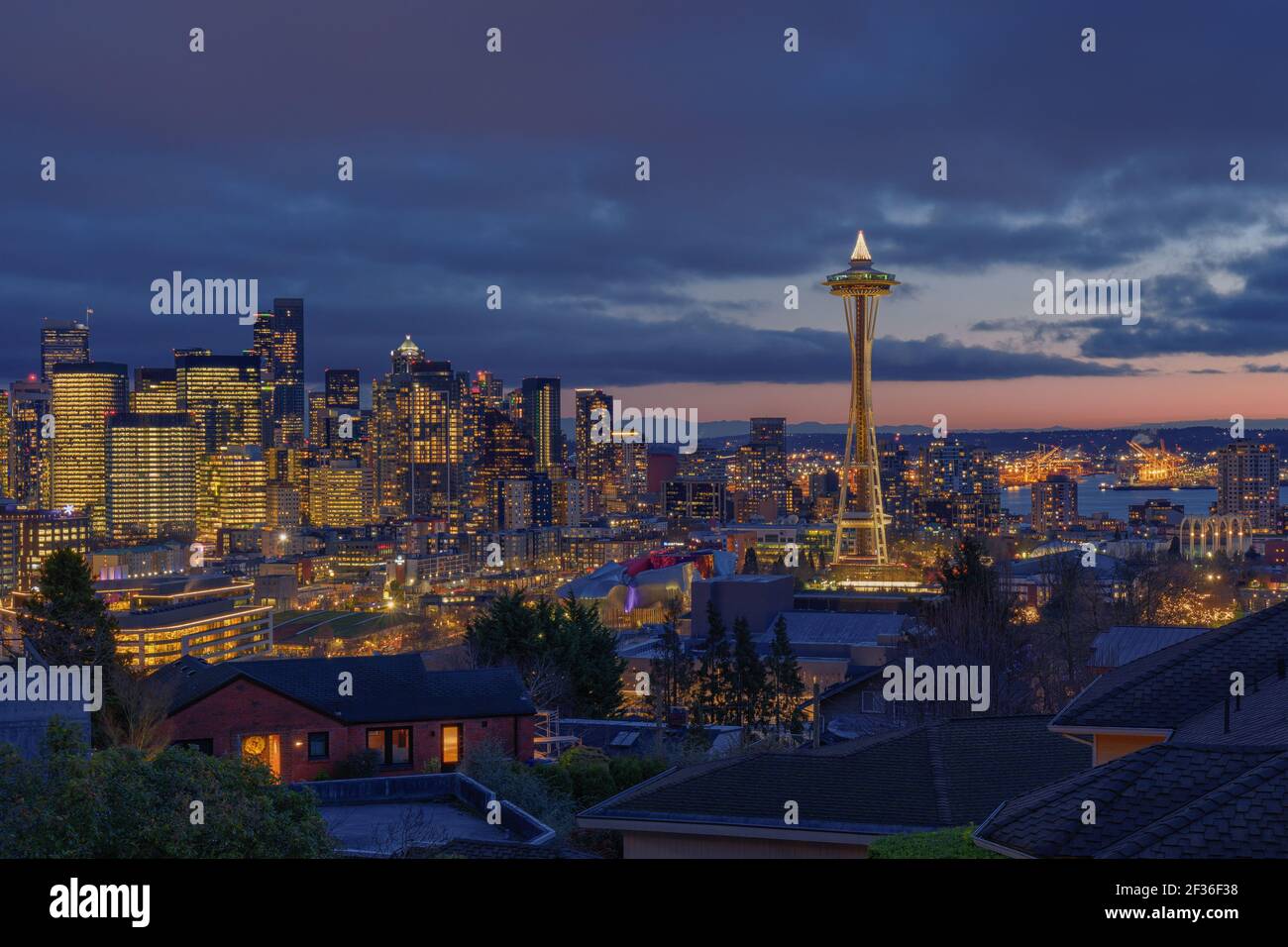Downtown Seattle, WA in der Abenddämmerung. Stockfoto