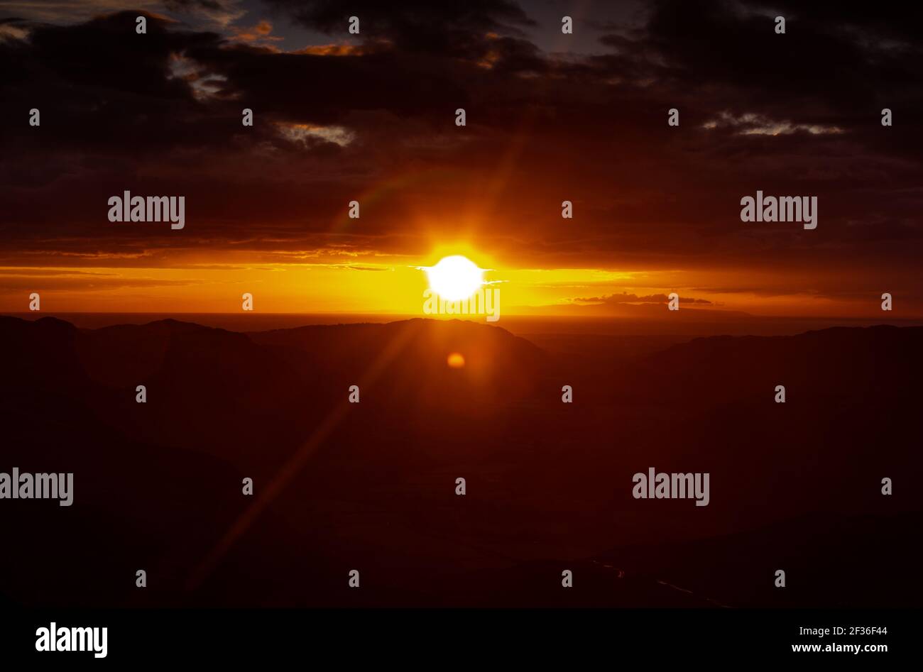 Allgemeine Ansicht Sonne erleuchtet den Horizont vom Hardknott Pass im Lake District, Cumbria. Stockfoto