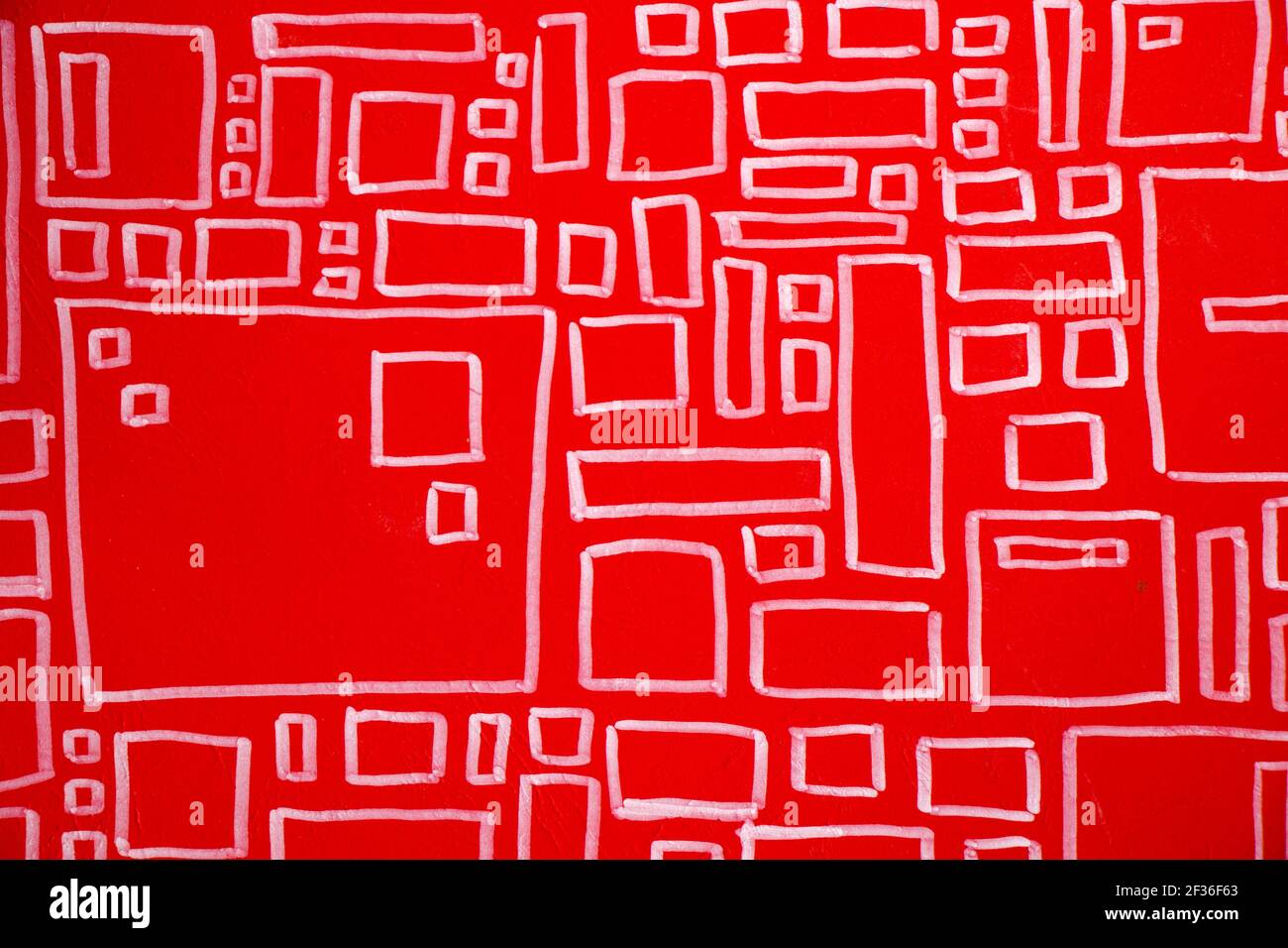 Eine Nahaufnahme aus rotem Papier und weißer geometrischer Figur Quadratischer Hintergrund und Textur Stockfoto