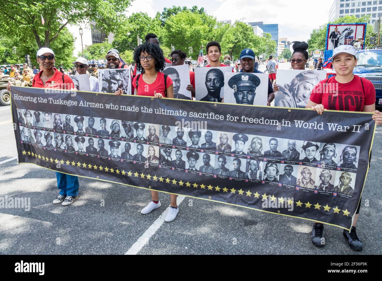 Washington DC, National Memorial Day Parade, Staging Area Jugend Schwarze hispanische Freiwillige Banner Fotos Tuskegee Airmen, Zweiten Weltkrieg, Stockfoto