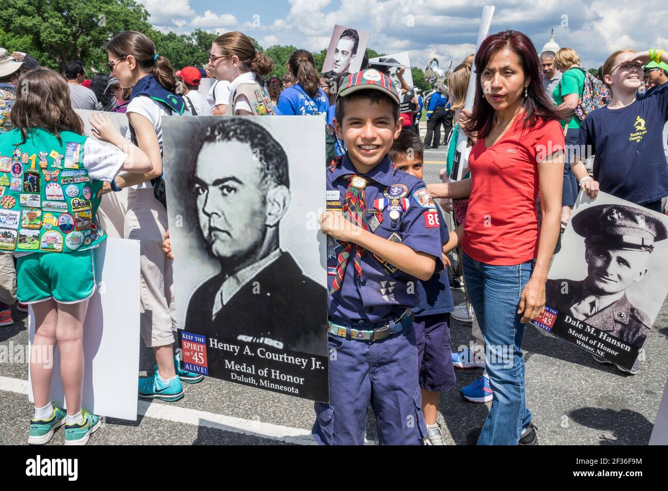 Washington DC, National Memorial Day Parade, Staging-Bereich Jugend Freiwillige Junge Mädchen Pfadfinder Geist von 45, Jugendliche Jugendliche halten Fotos zu Ehren WWII Tierarzt Stockfoto