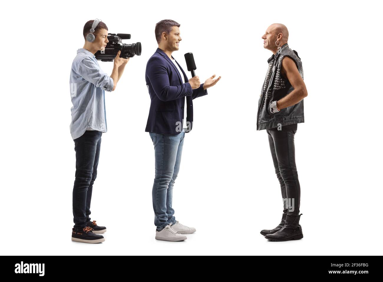 Fernsehreporter und Kameramann interviewen einen kahlen Punk Rocker Isoliert auf weißem Hintergrund Stockfoto