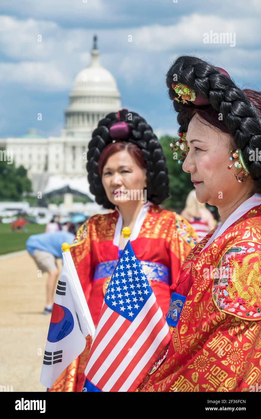 Washington DC, Parade zum Nationalen Gedenktag, koreanische Kriegsveteranen-Vereinigung Asiatische Frauen in traditioneller Kleidung, US-Kapitolgebäude, Stockfoto